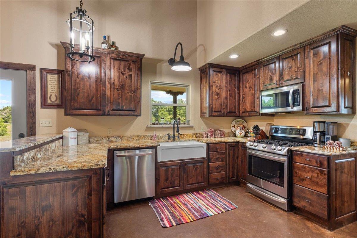 7835 Berger Rd, Schulenburg, TX 78956