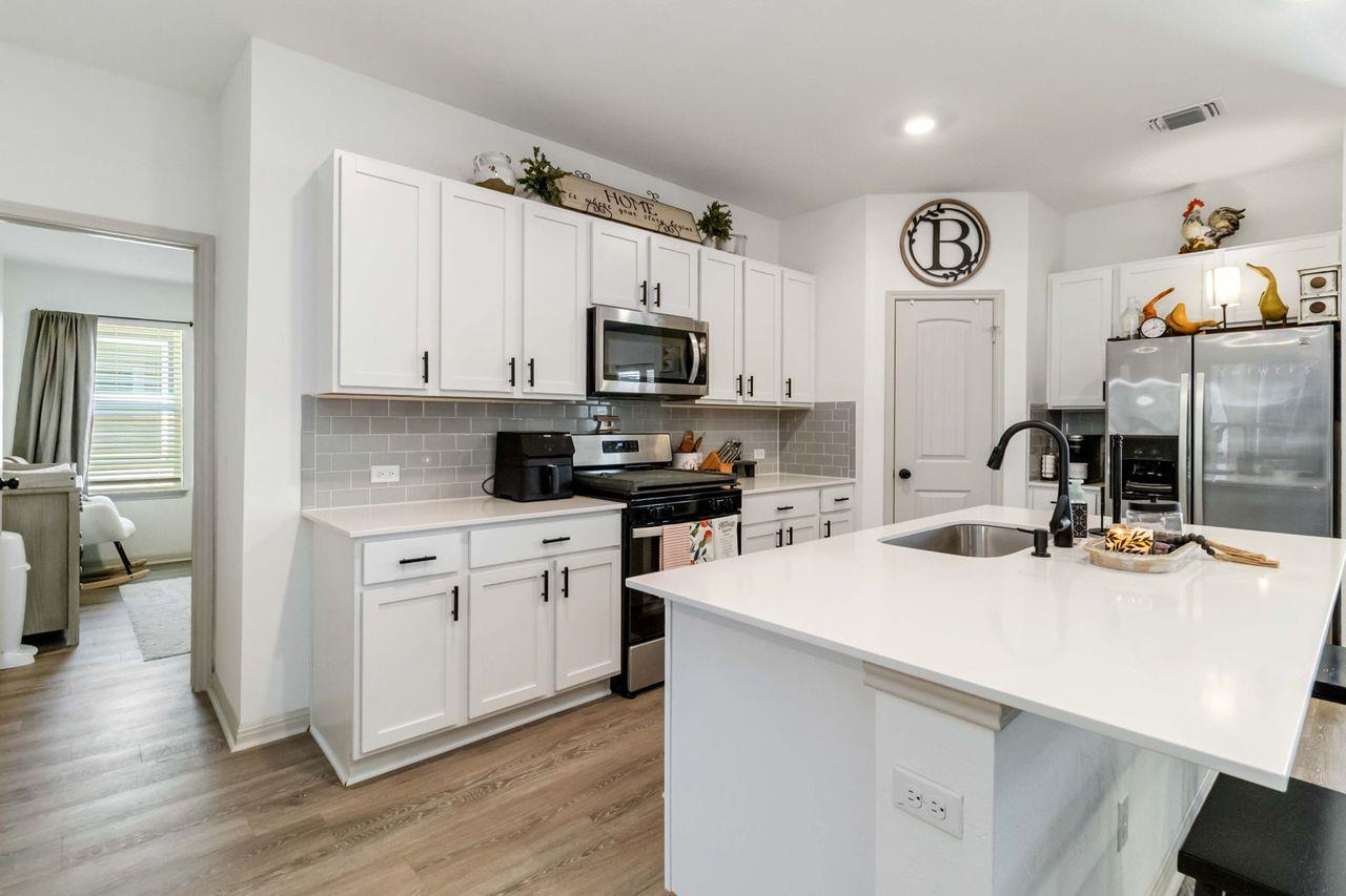 107 Aransas River Rd, Hutto, TX 78634