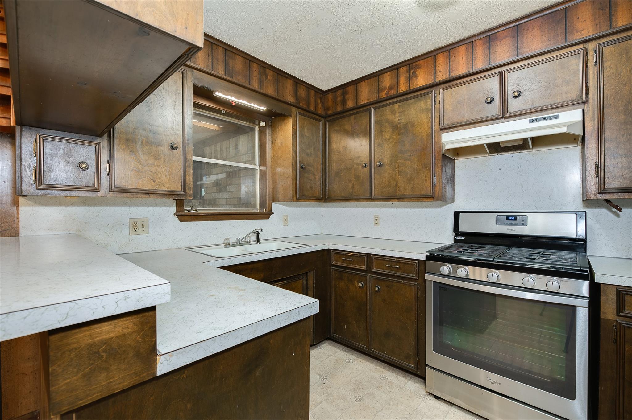 504 N Echols St, Caldwell, TX 77836