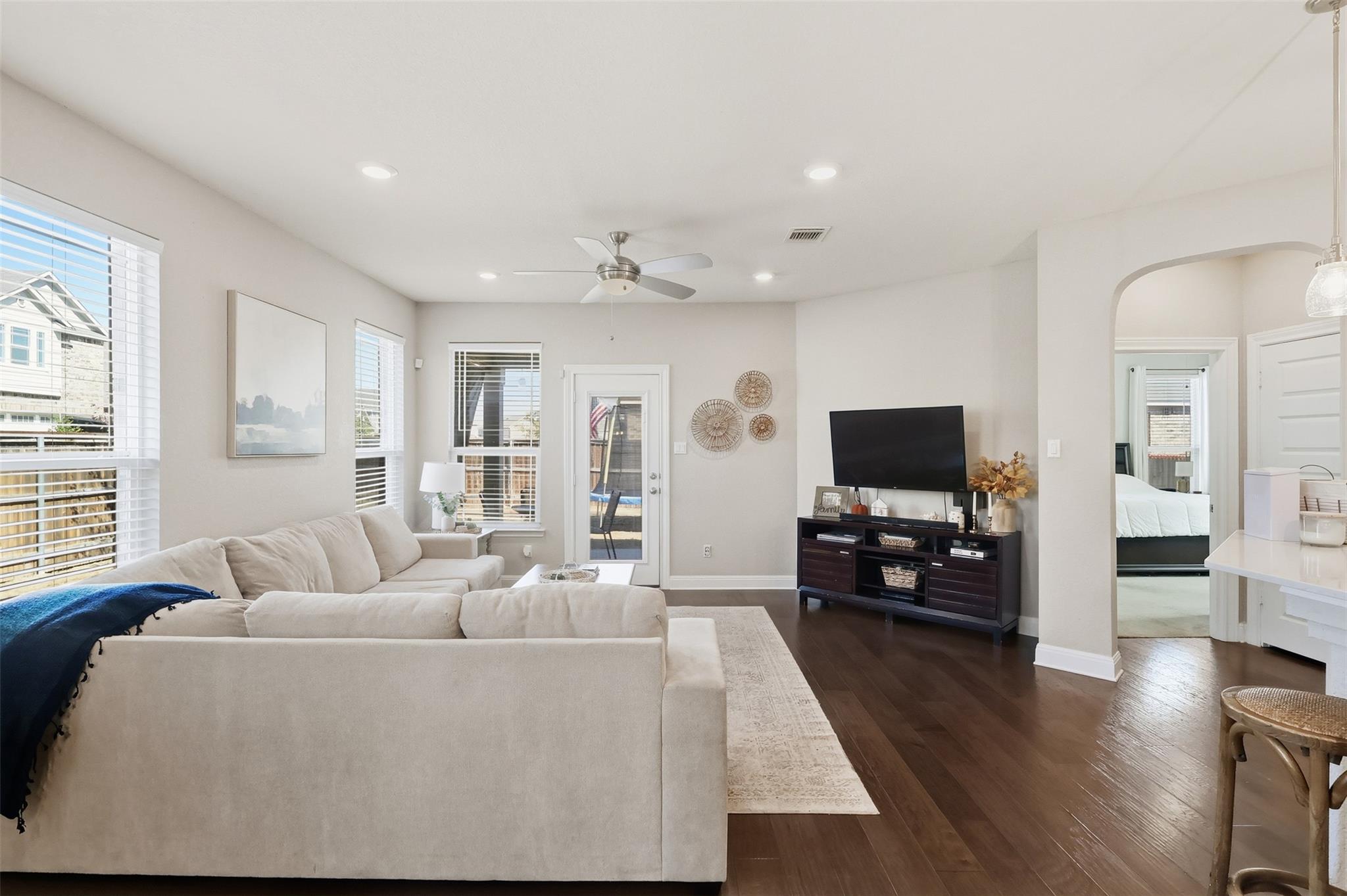 101 Muenster Dr, Hutto, TX 78634