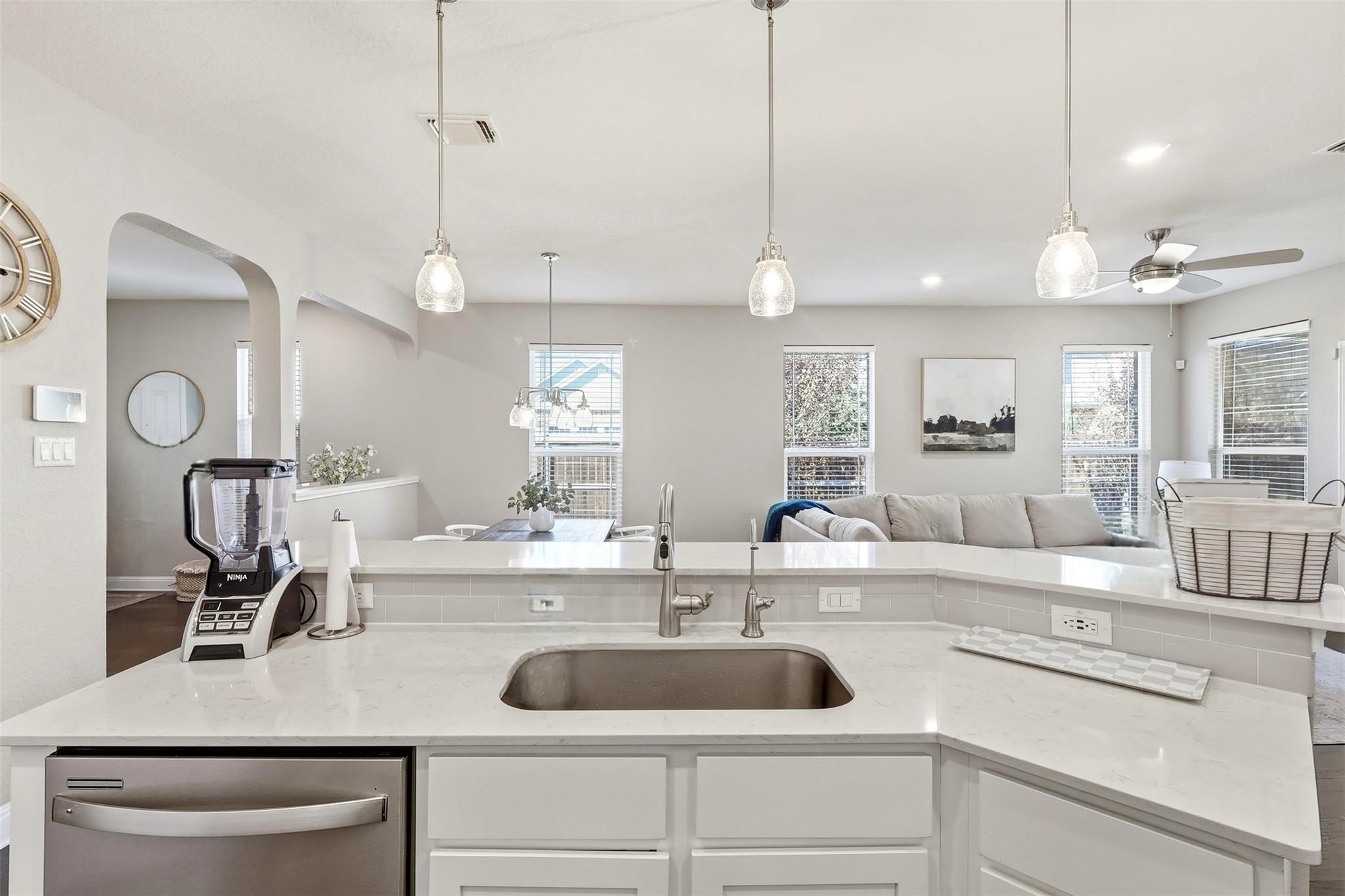 101 Muenster Dr, Hutto, TX 78634