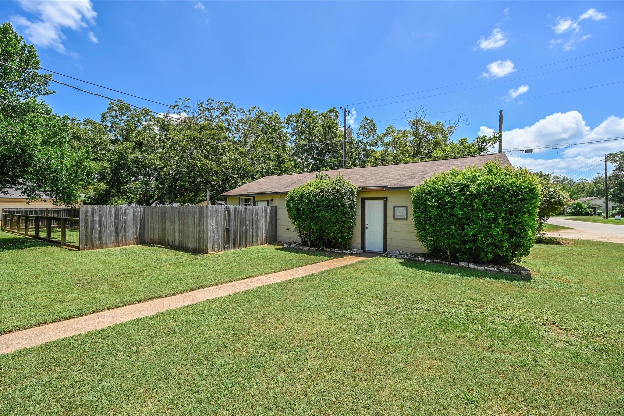 800 Wilkes St, Smithville, TX 78957