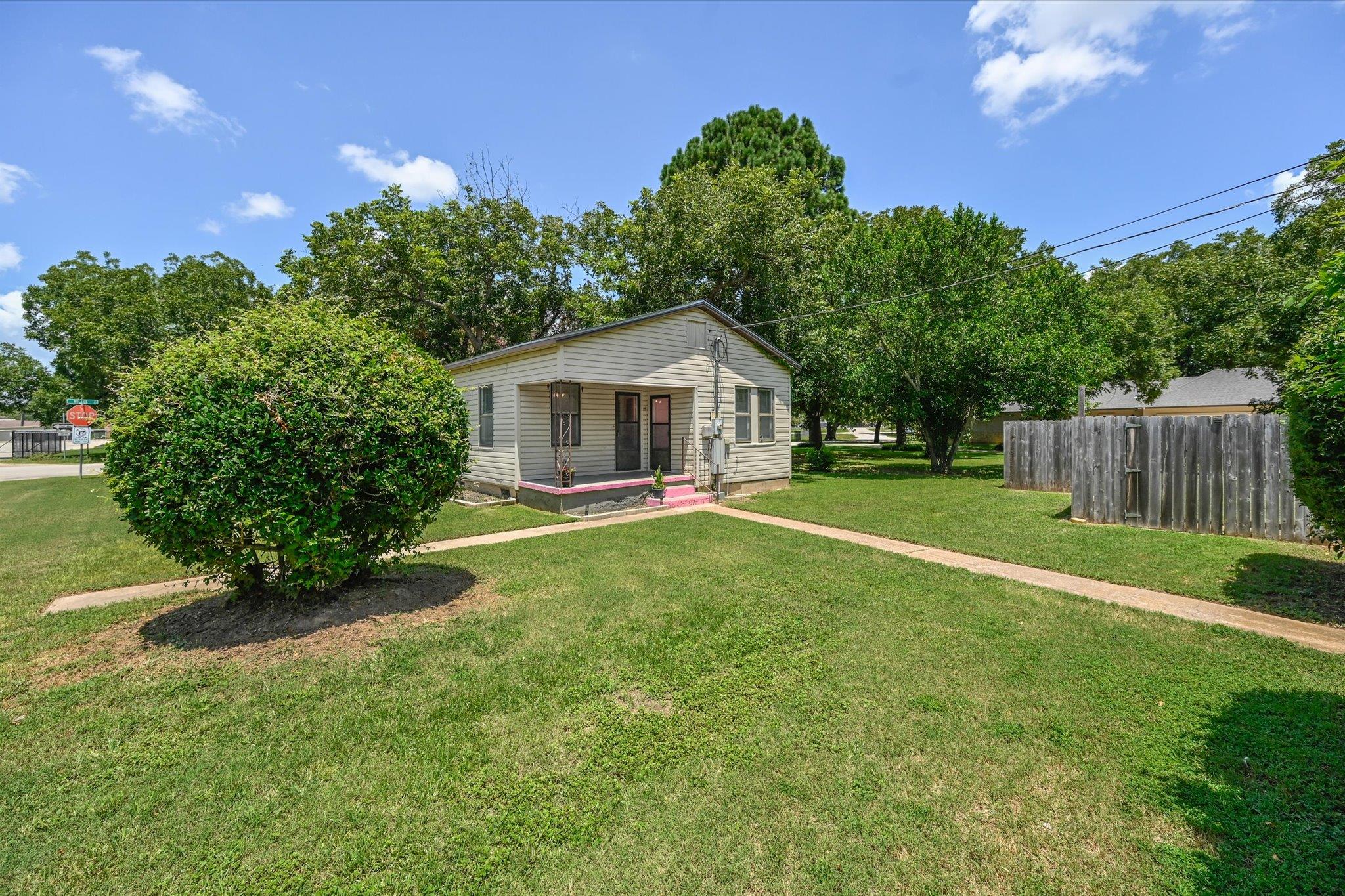 800 Wilkes St, Smithville, TX 78957