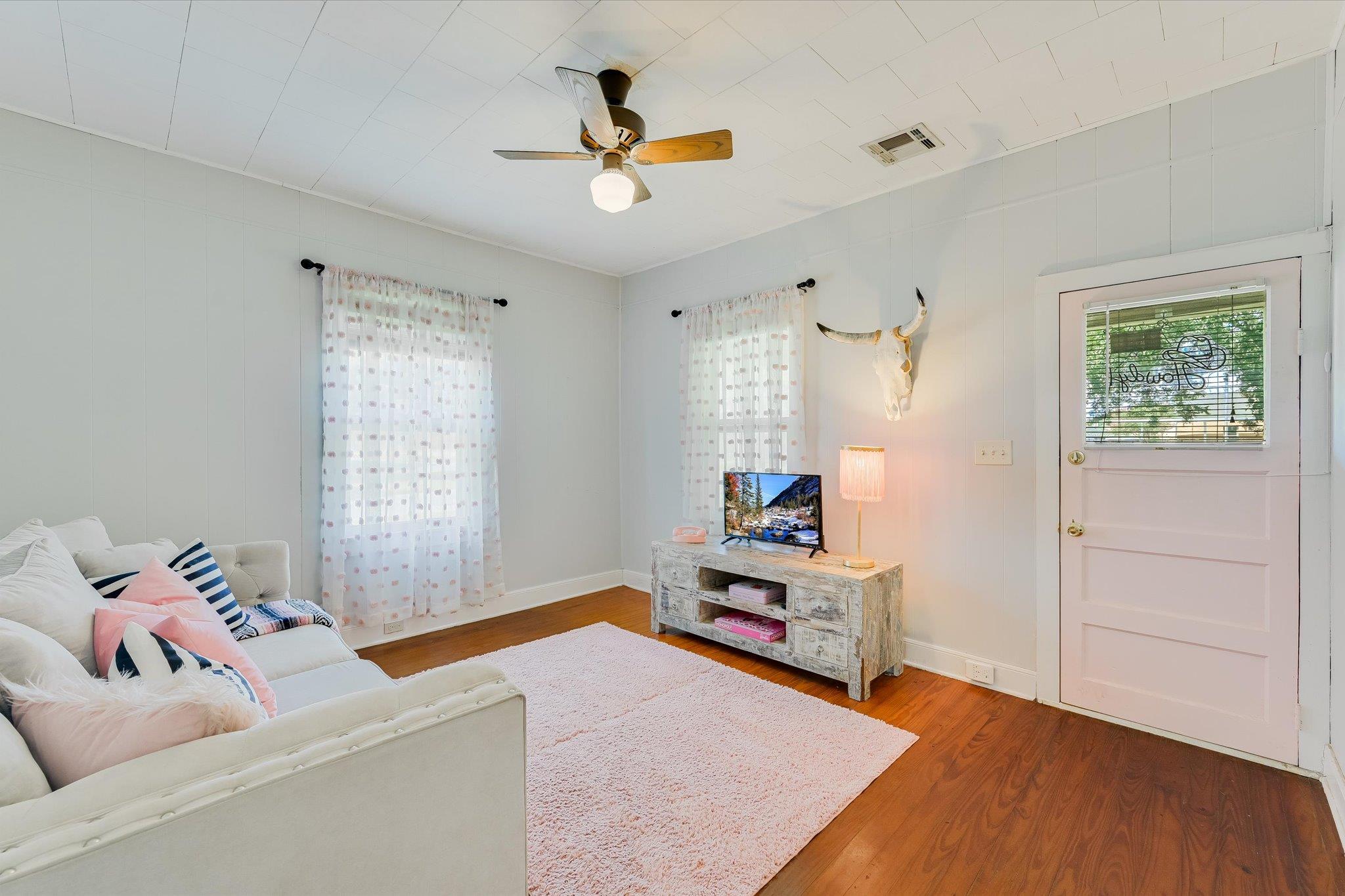 800 Wilkes St, Smithville, TX 78957