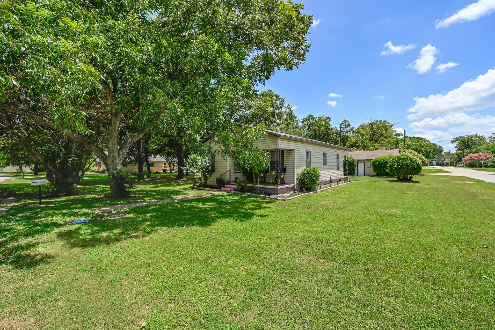 800 Wilkes St, Smithville, TX 78957