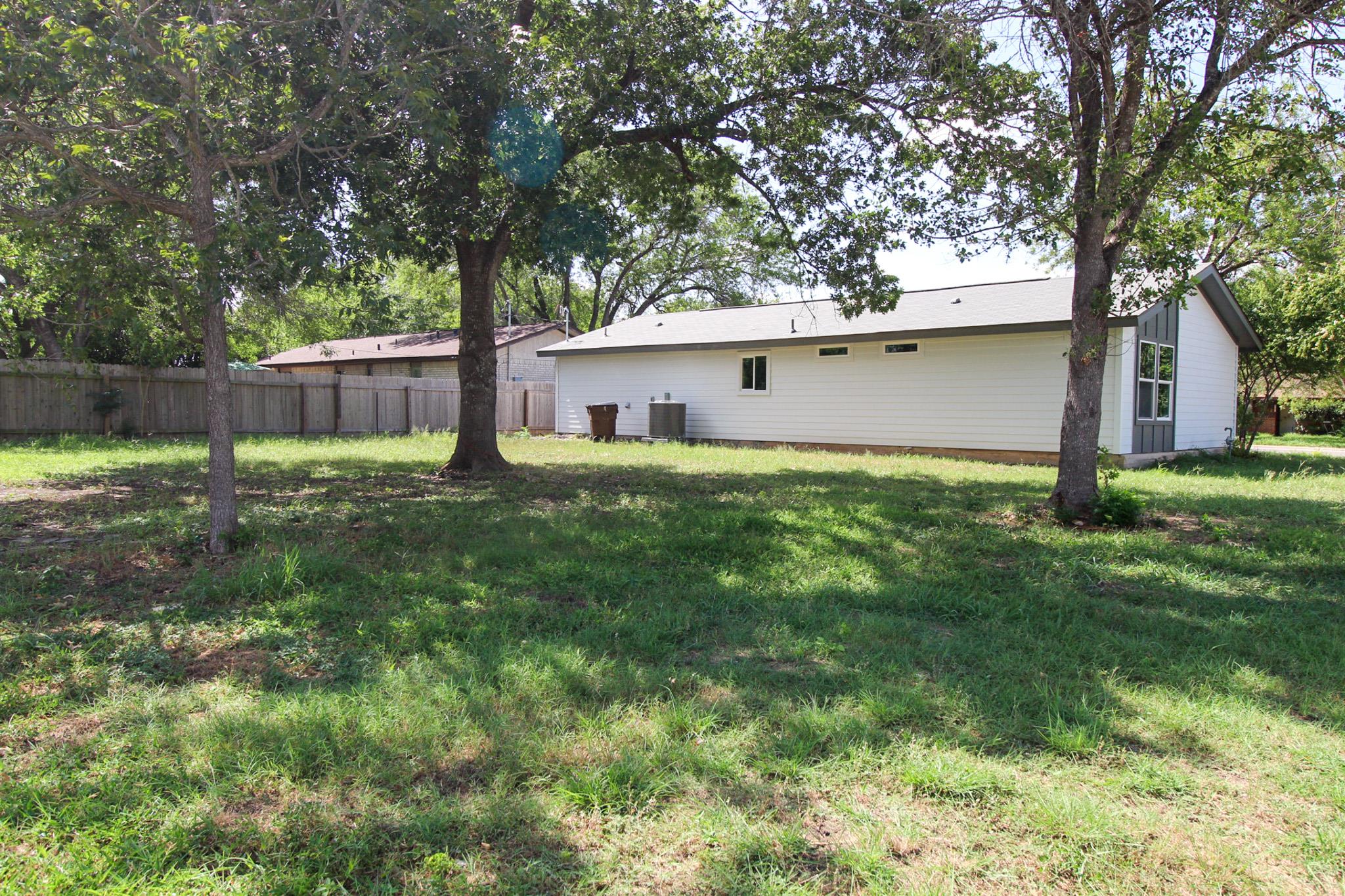 1100 Monte Vista Dr, Lockhart, TX 78644