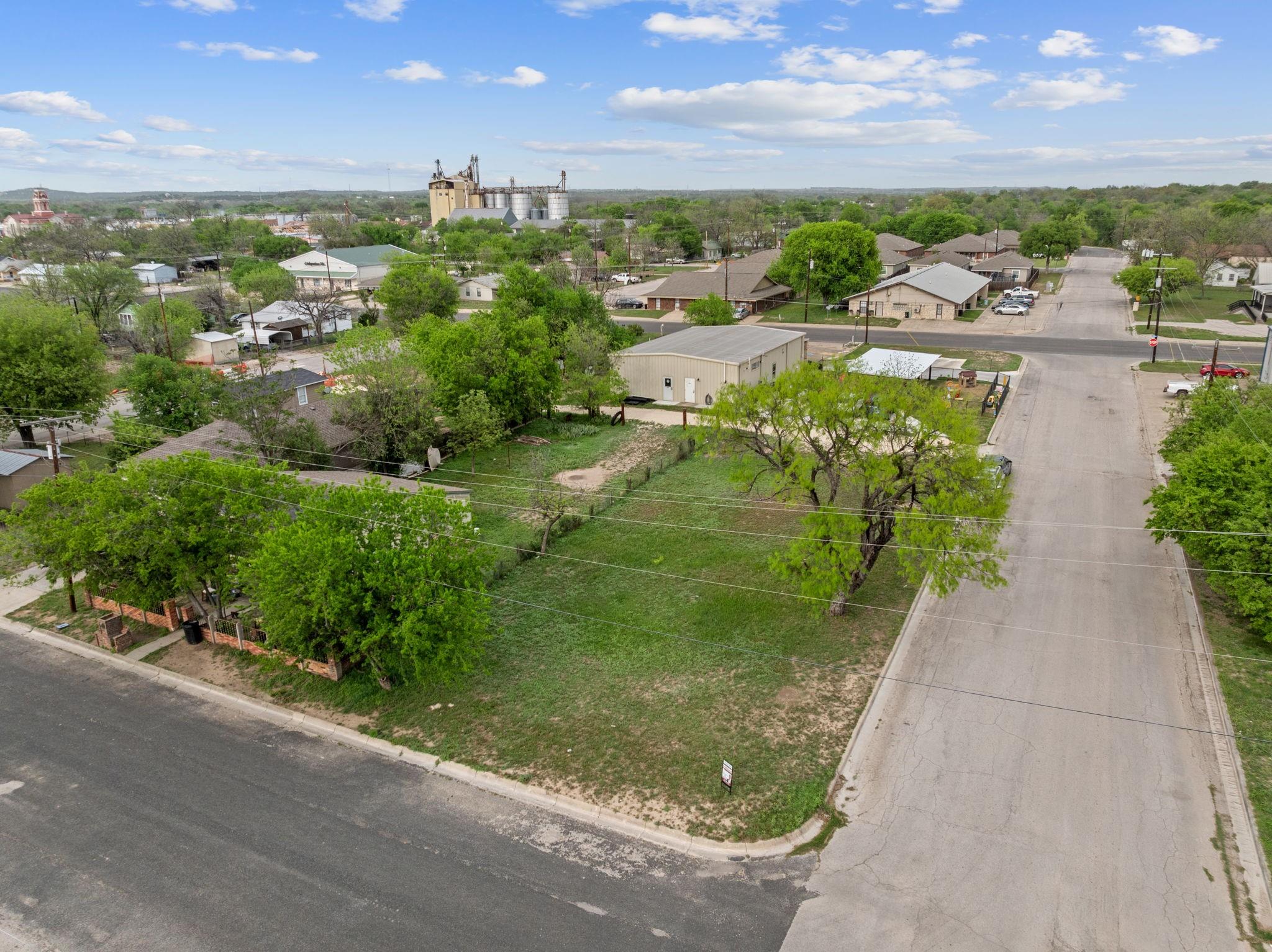 807 S MAIN St, Lampasas, TX 76550