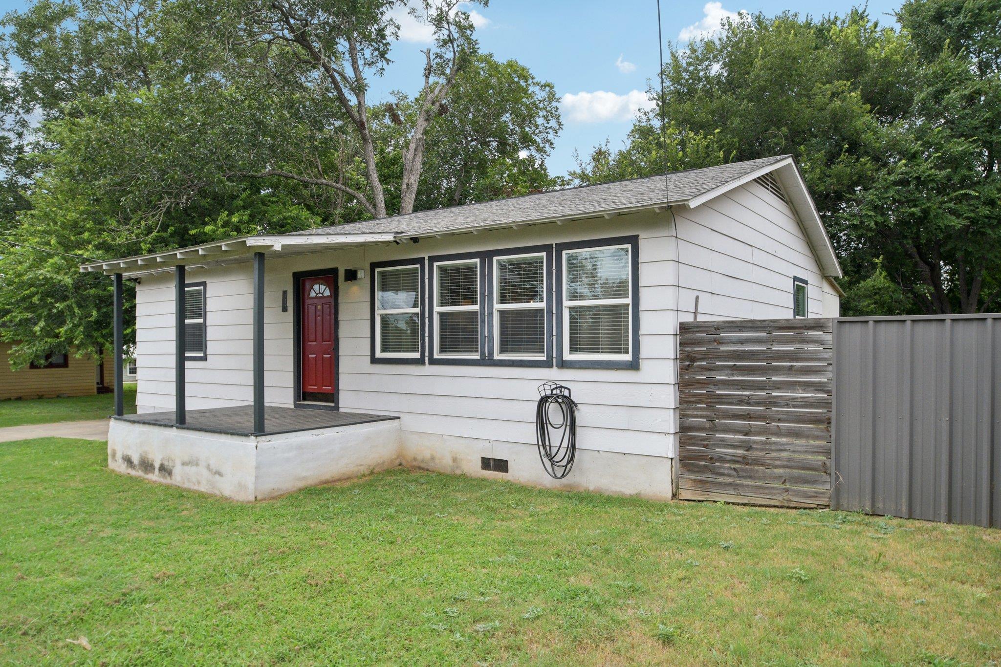 716 Third St, Lexington, TX 78947