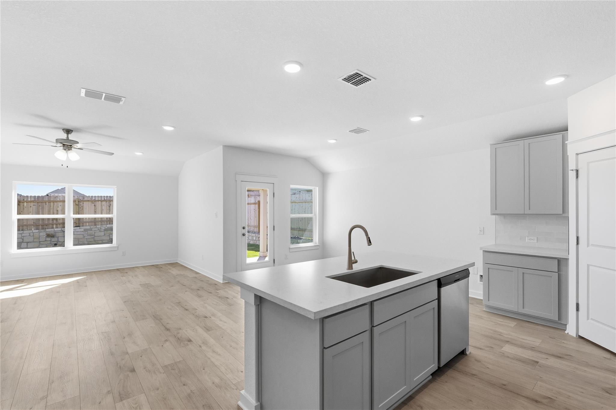 109 Lonely Lobo Dr, Jarrell, TX 76537