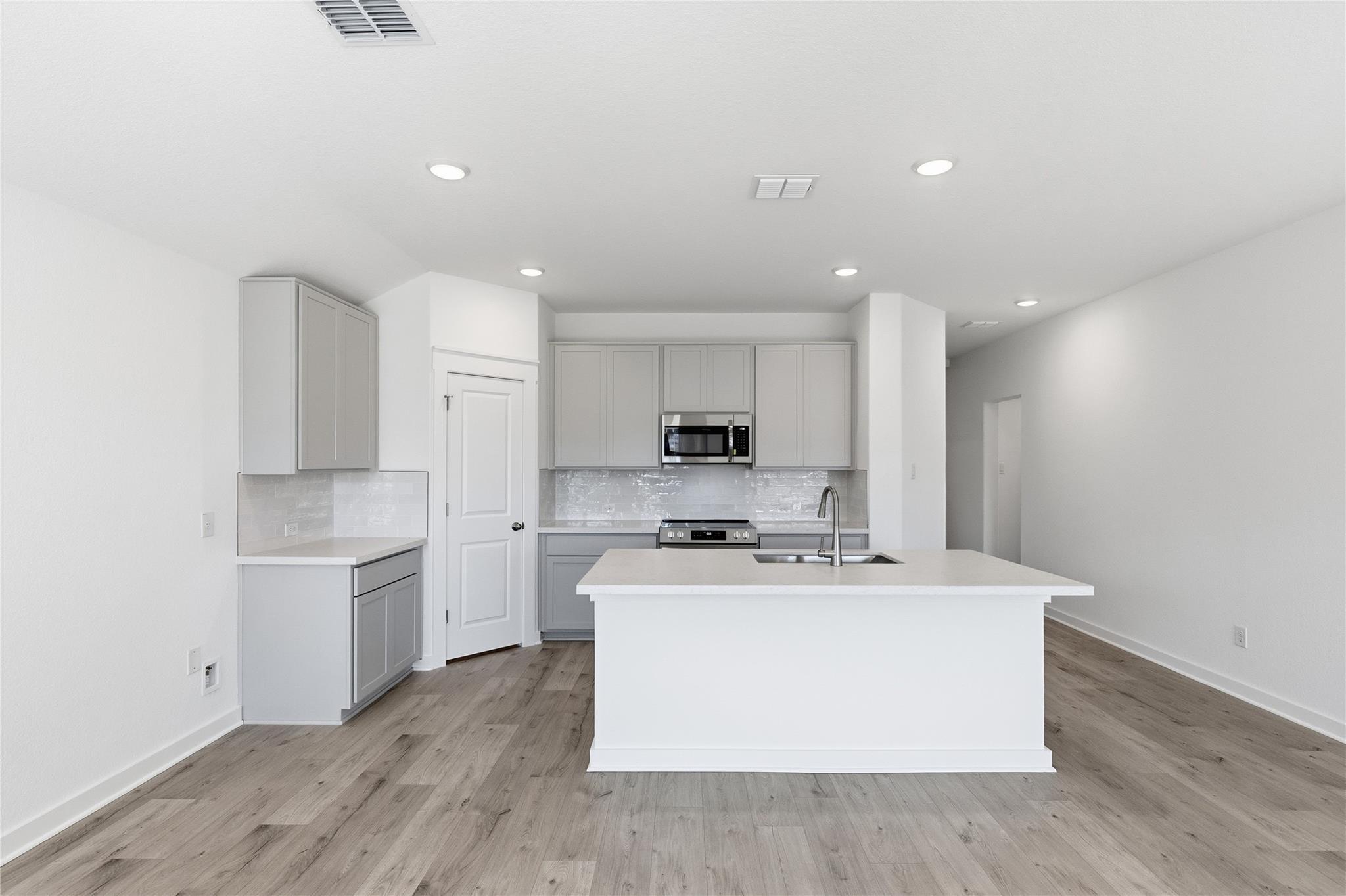 109 Lonely Lobo Dr, Jarrell, TX 76537