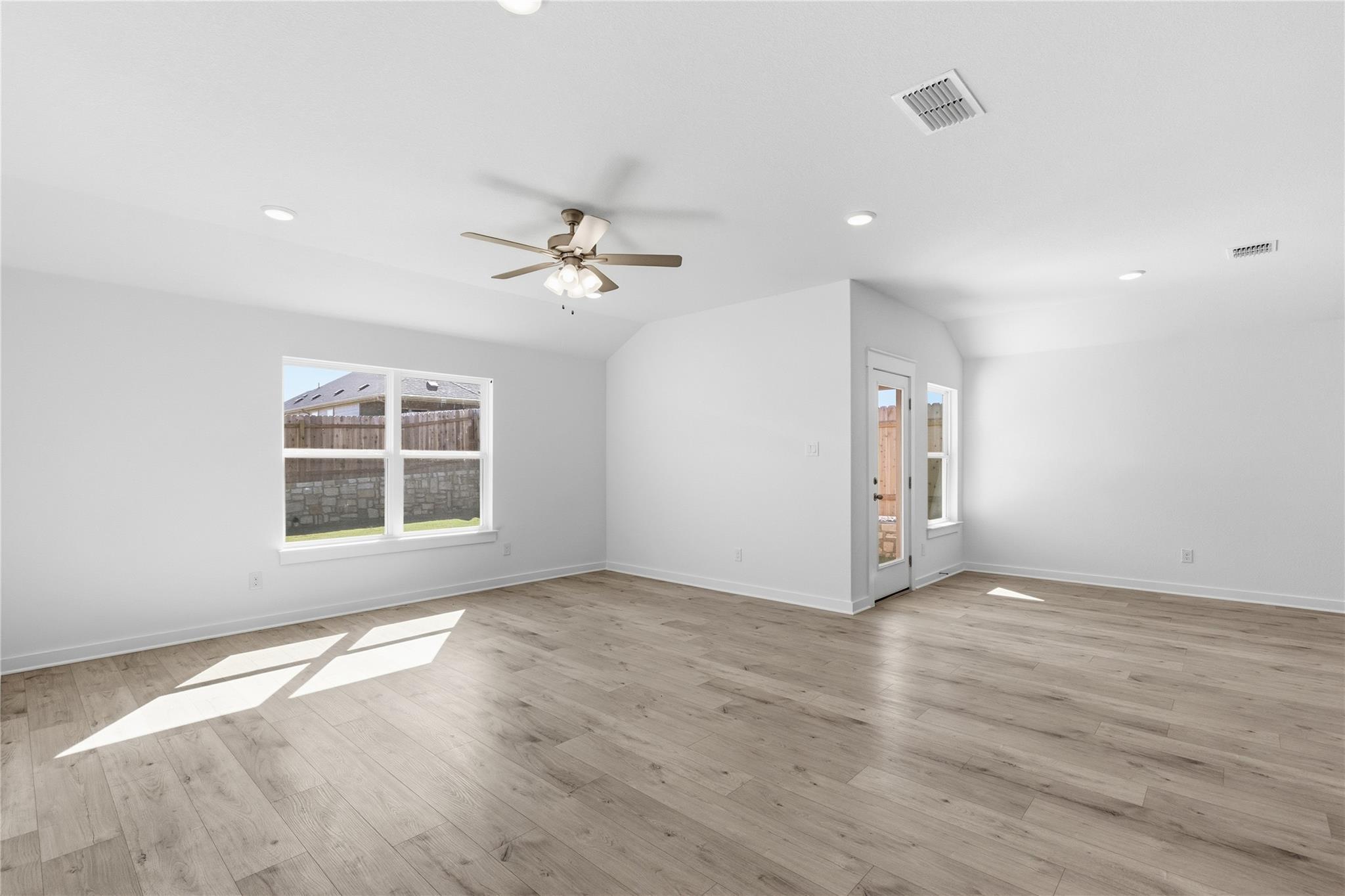 109 Lonely Lobo Dr, Jarrell, TX 76537