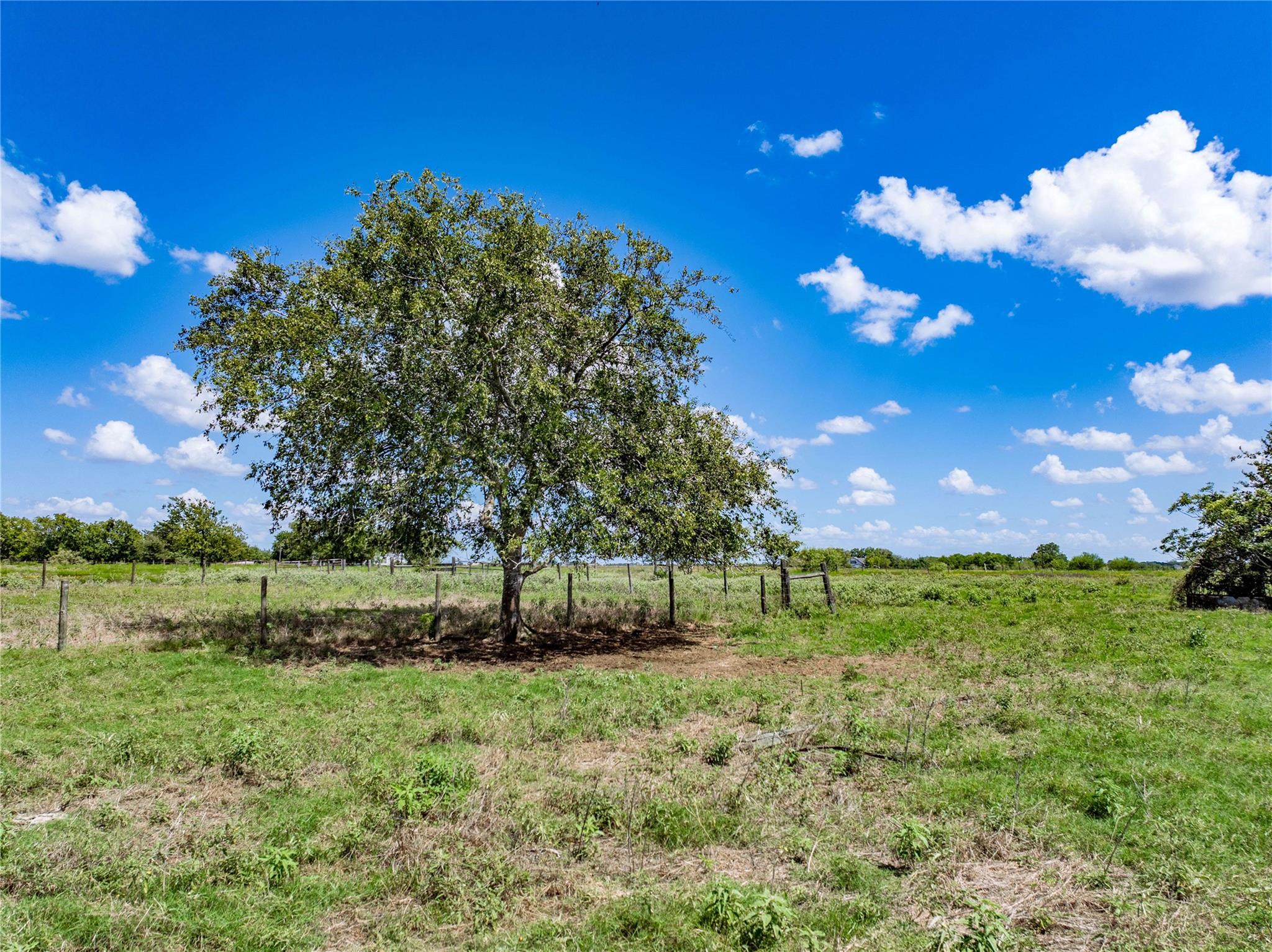 1466 County Road 253, Weimar, TX 78962