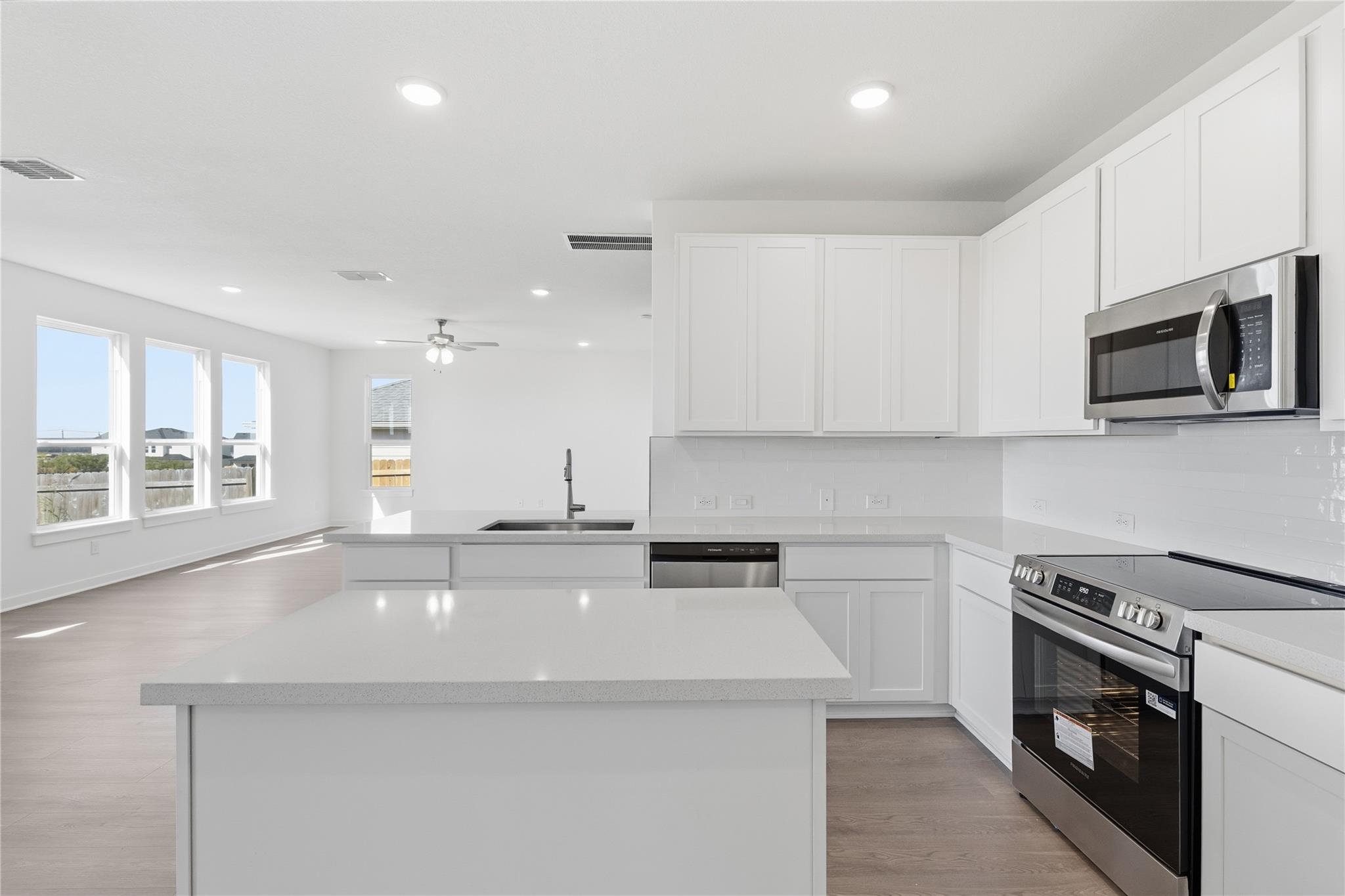 250 Seattle Slew Dr, Jarrell, TX 76537