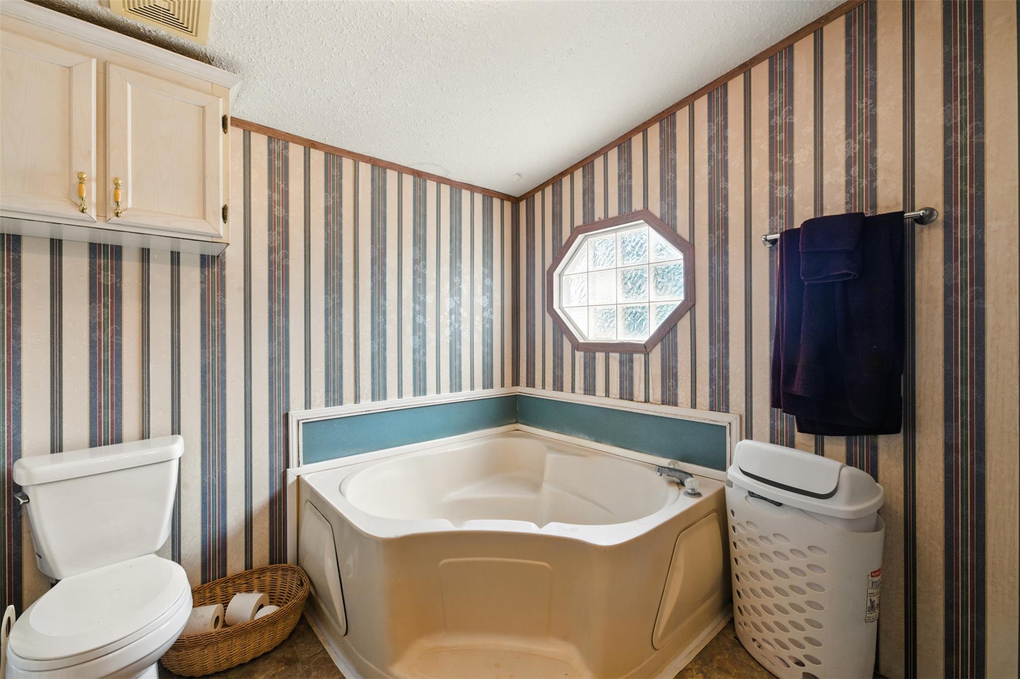 123 Lakeshore Dr, Paige, TX 78659