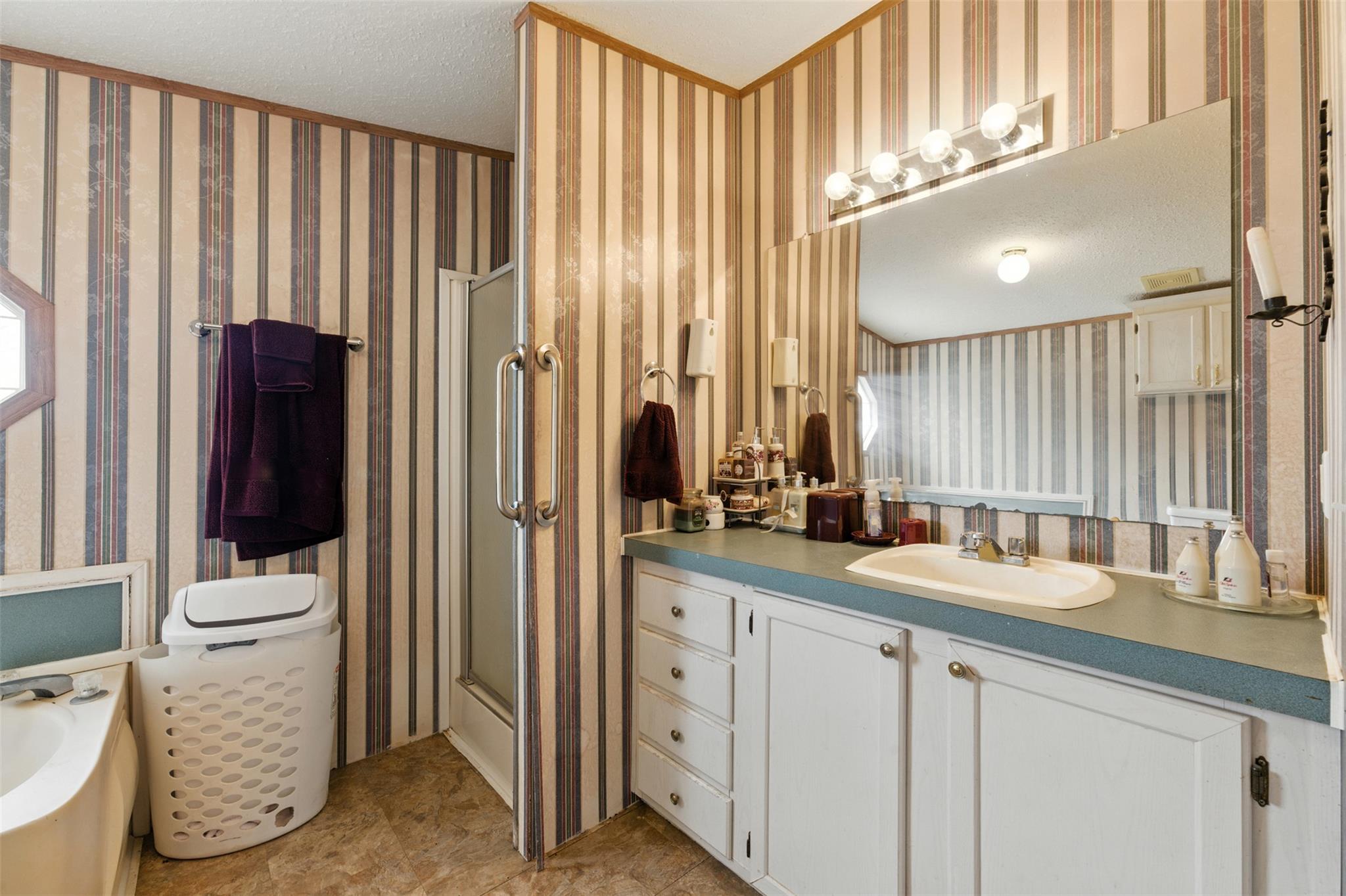 123 Lakeshore Dr, Paige, TX 78659