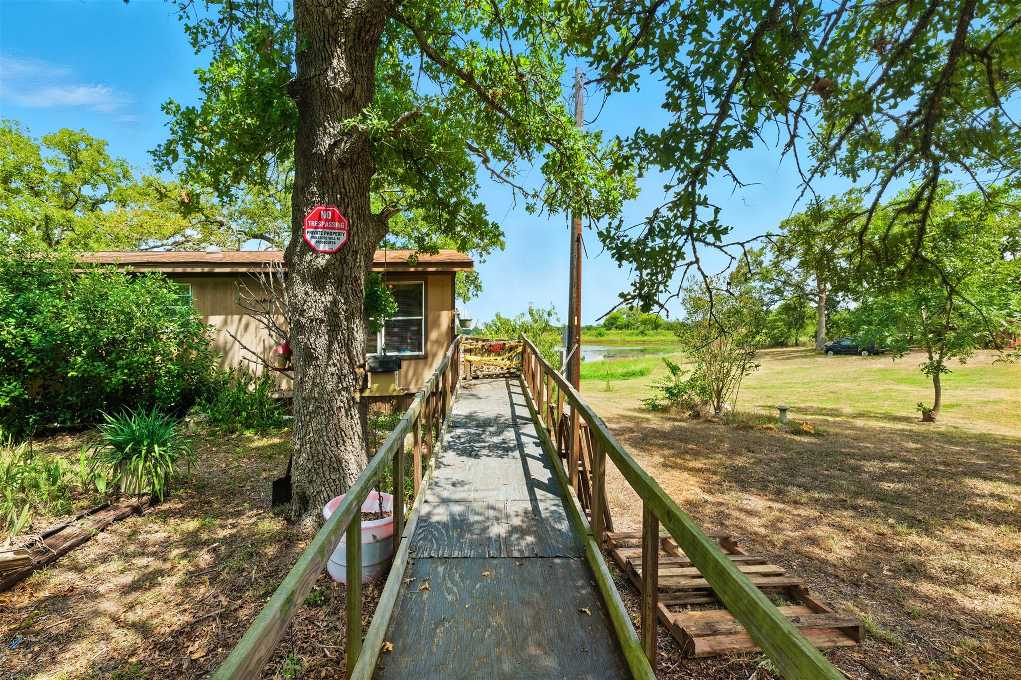 123 Lakeshore Dr, Paige, TX 78659