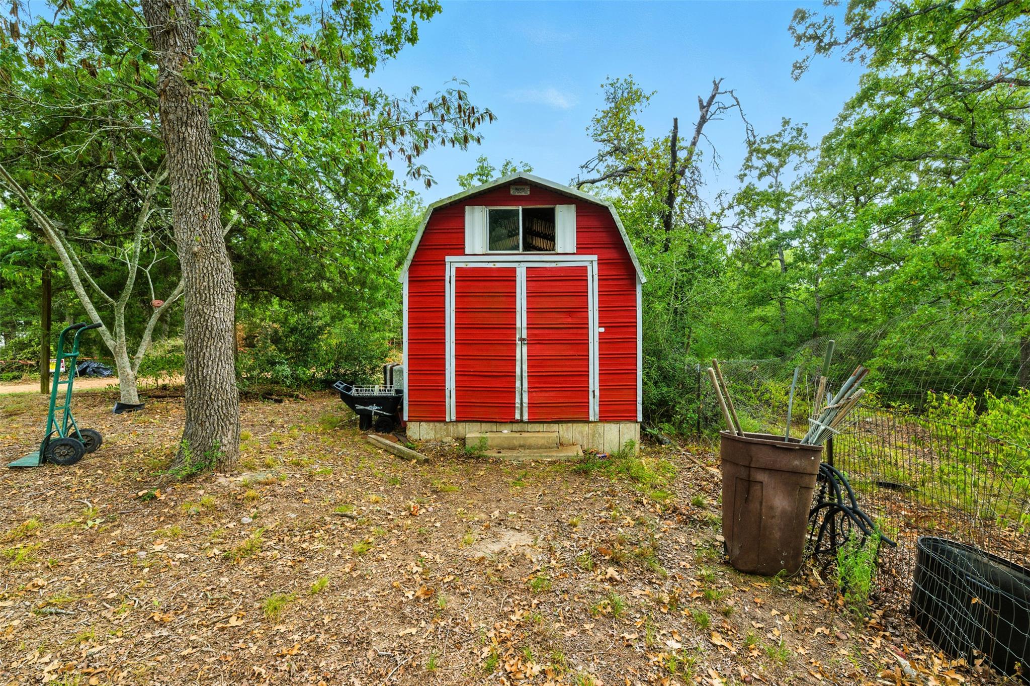 123 Lakeshore Dr, Paige, TX 78659