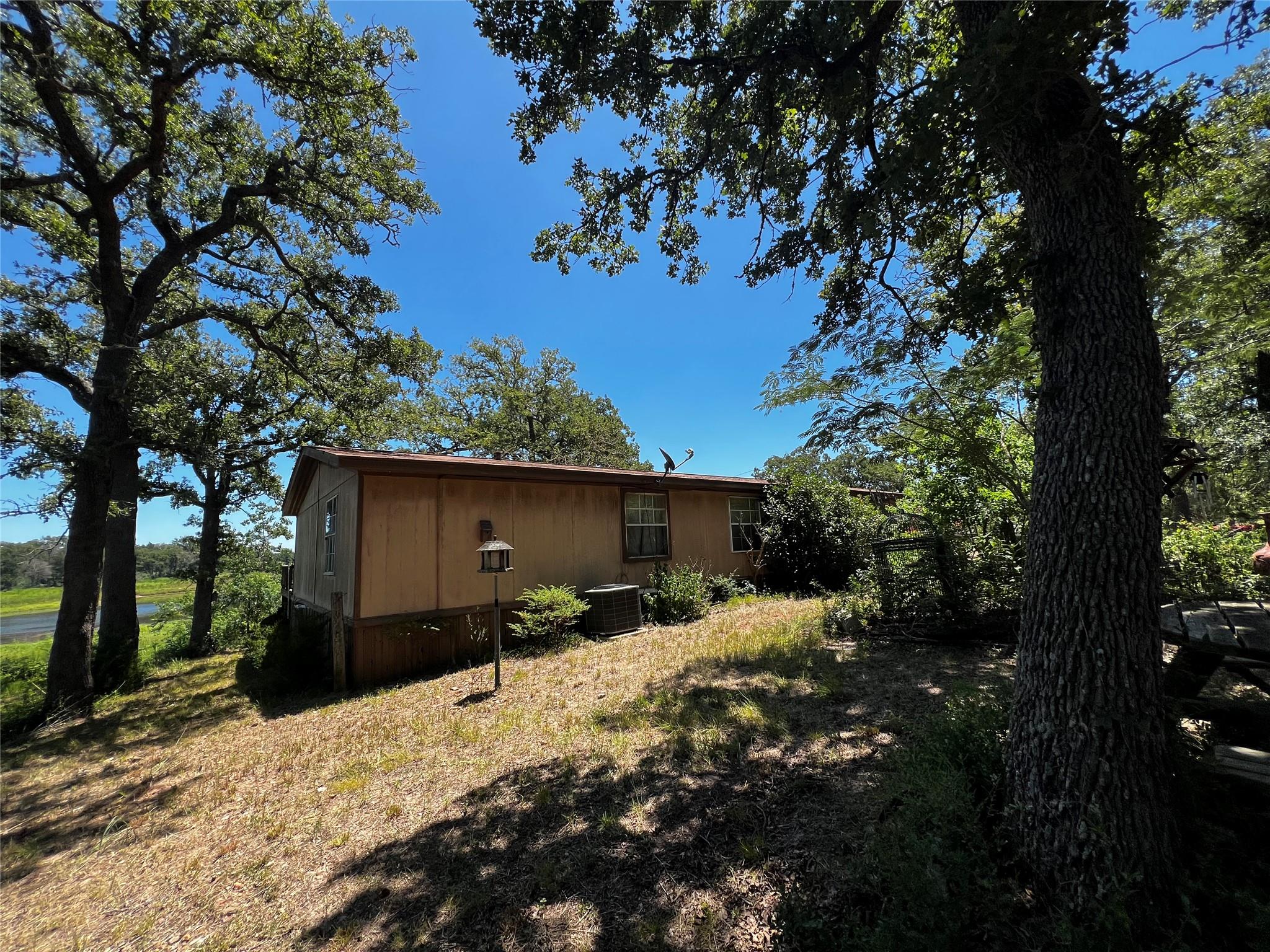 123 Lakeshore Dr, Paige, TX 78659