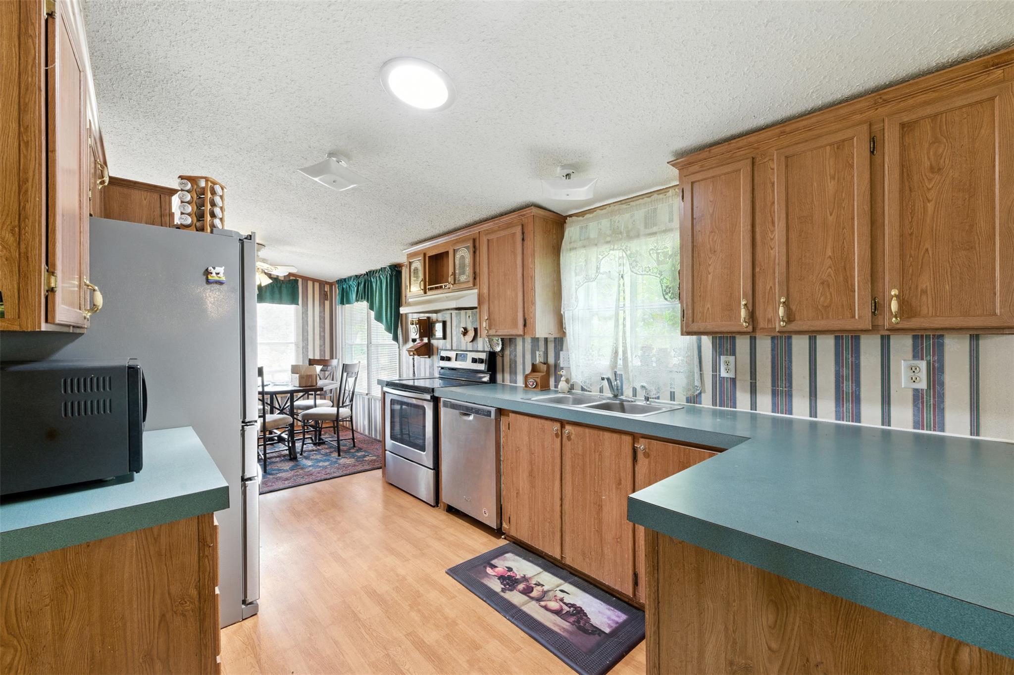 123 Lakeshore Dr, Paige, TX 78659