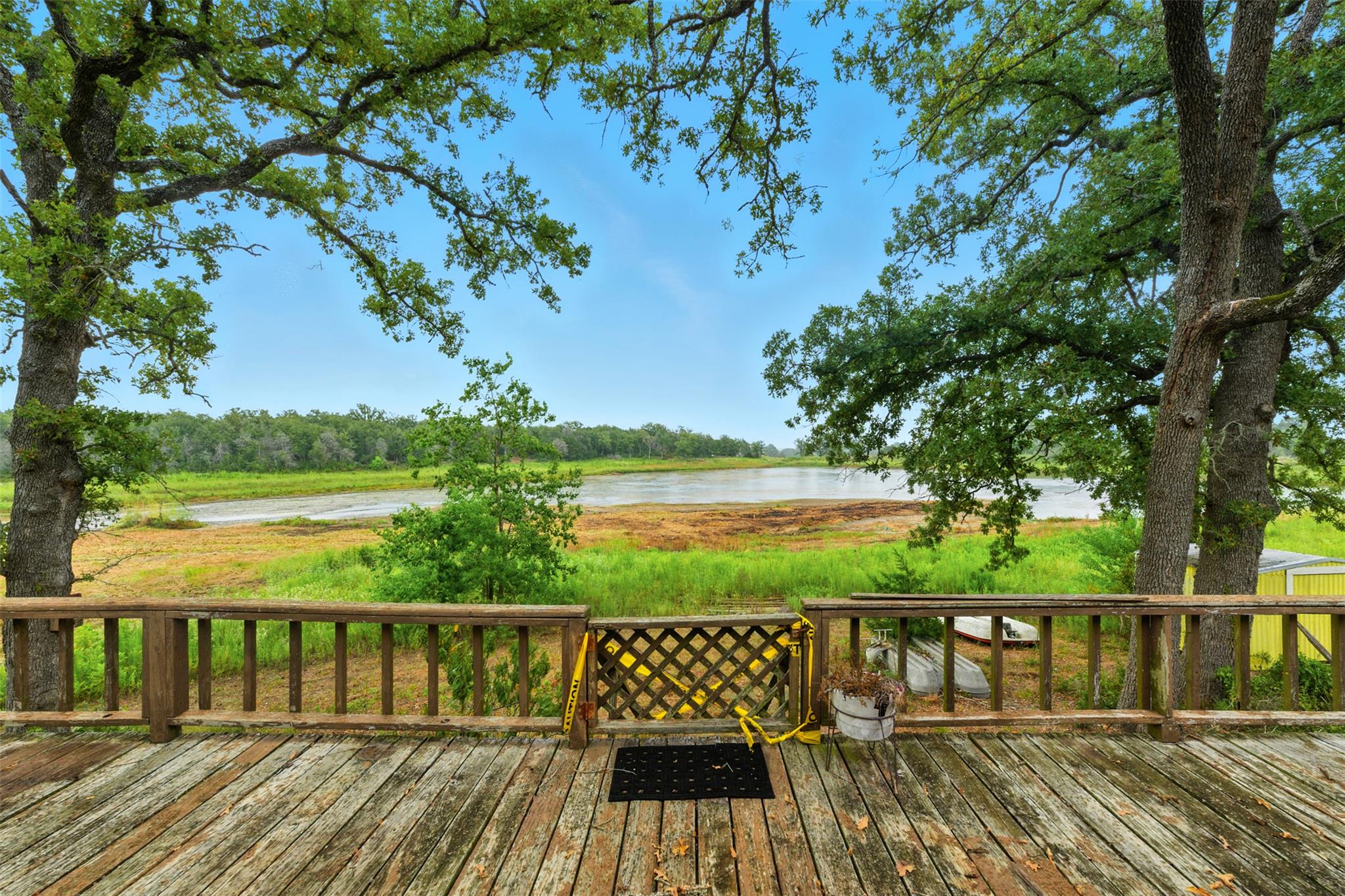 123 Lakeshore Dr, Paige, TX 78659