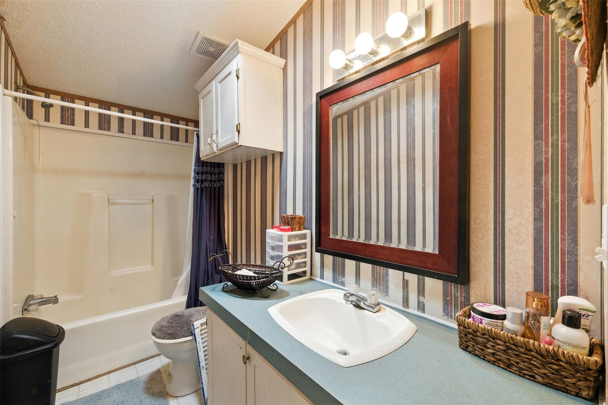 123 Lakeshore Dr, Paige, TX 78659