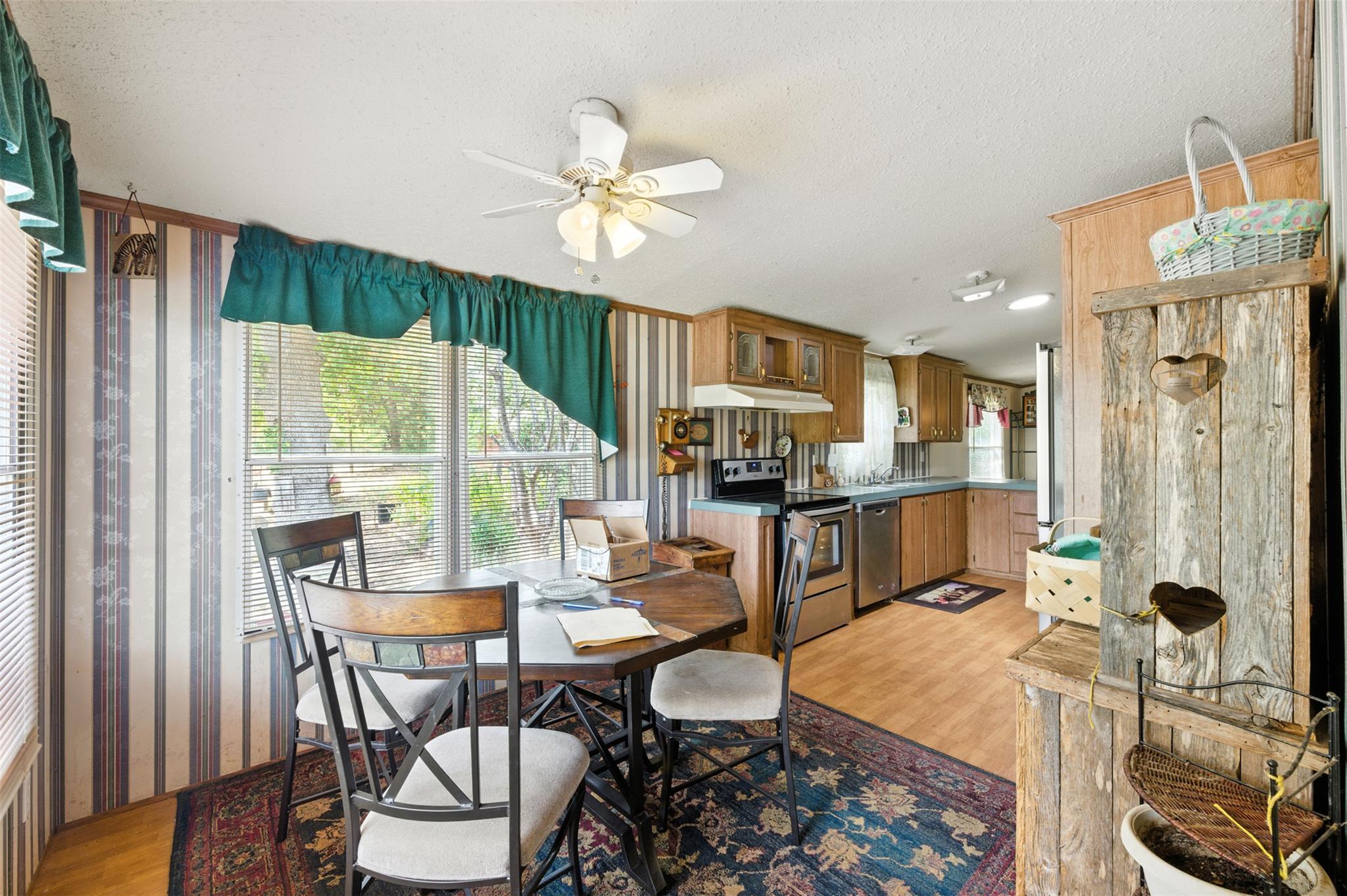 123 Lakeshore Dr, Paige, TX 78659