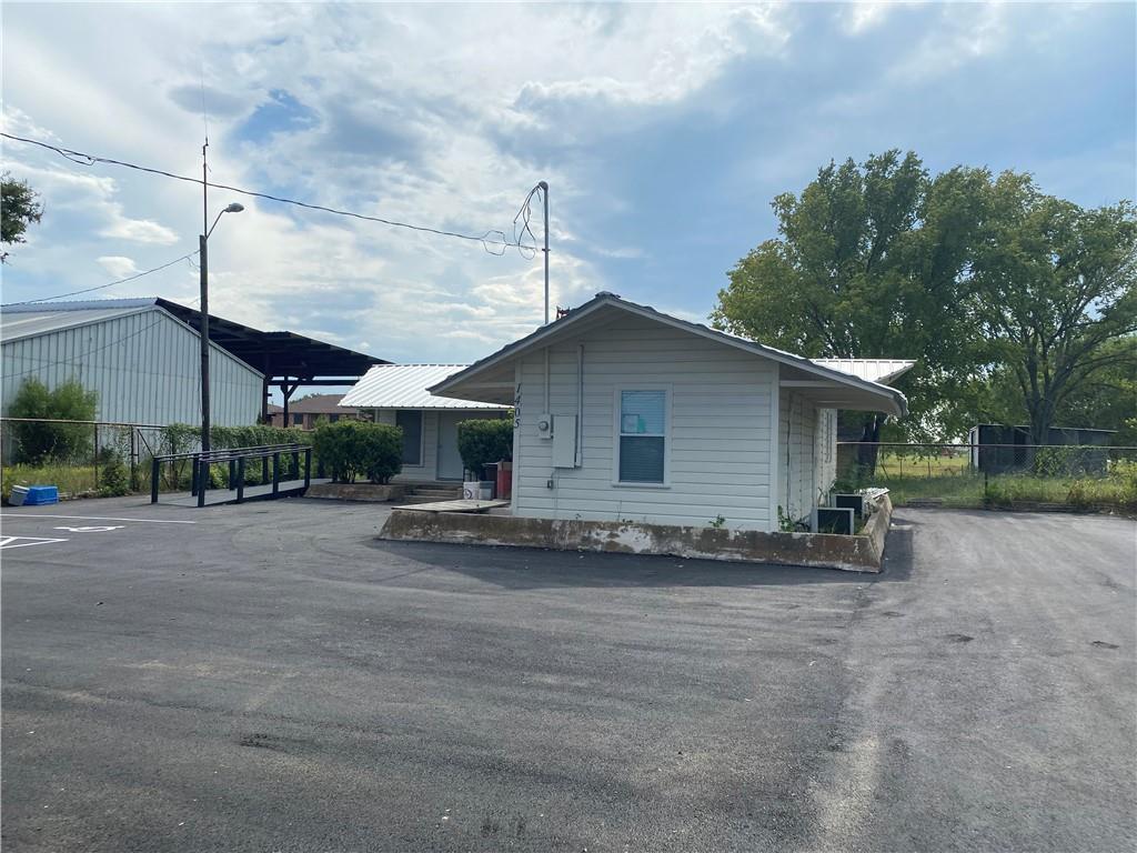 1405 S Commerce St, Lockhart, TX 78644
