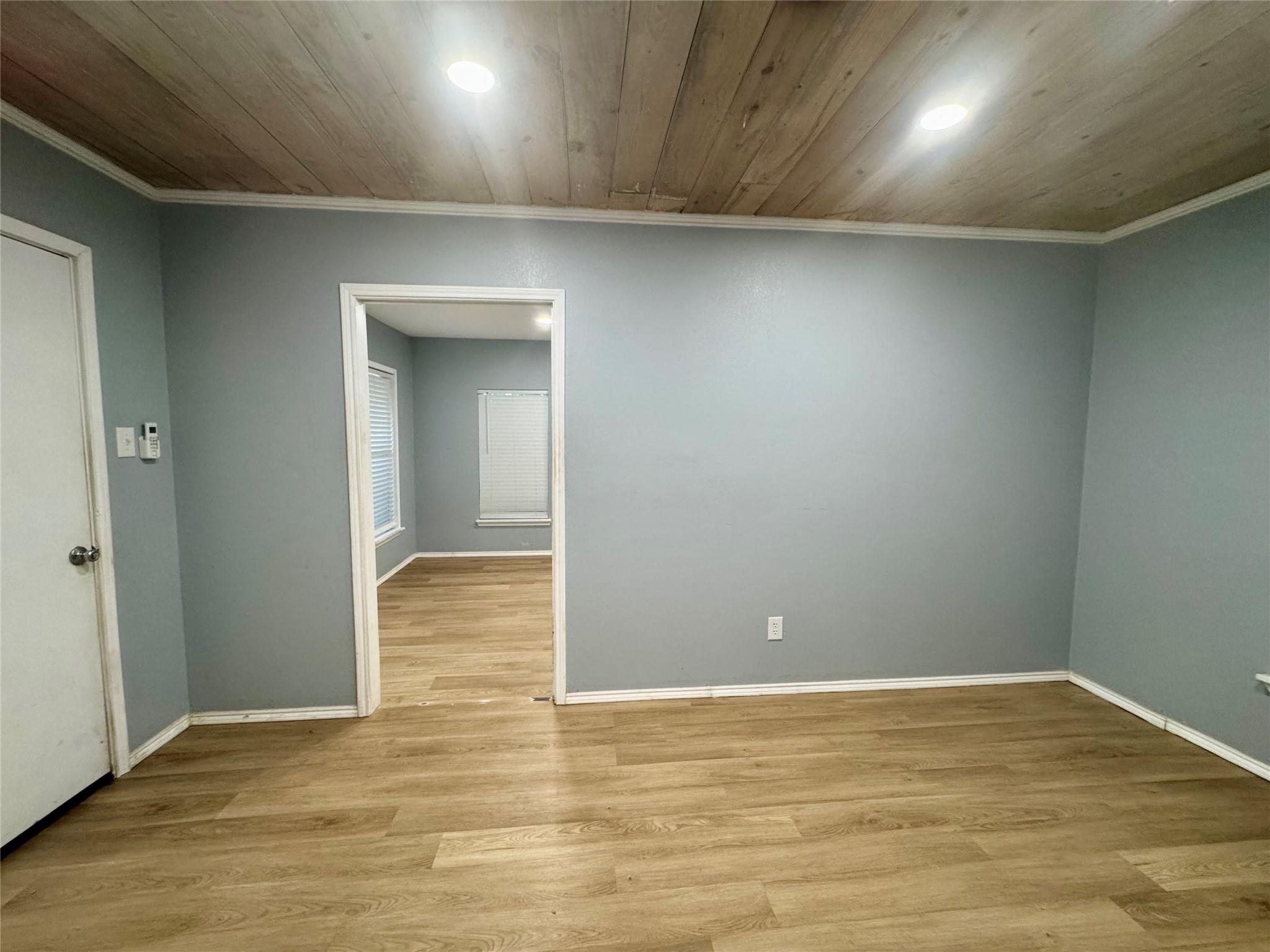1405 S Commerce St, Lockhart, TX 78644