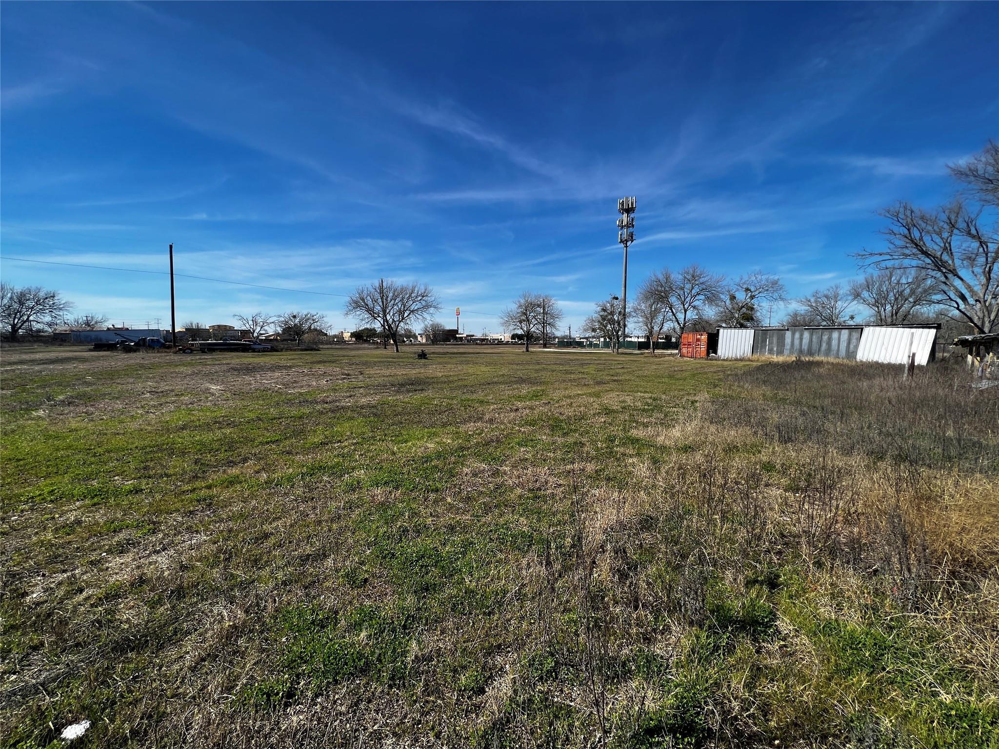 1405 S Commerce St, Lockhart, TX 78644