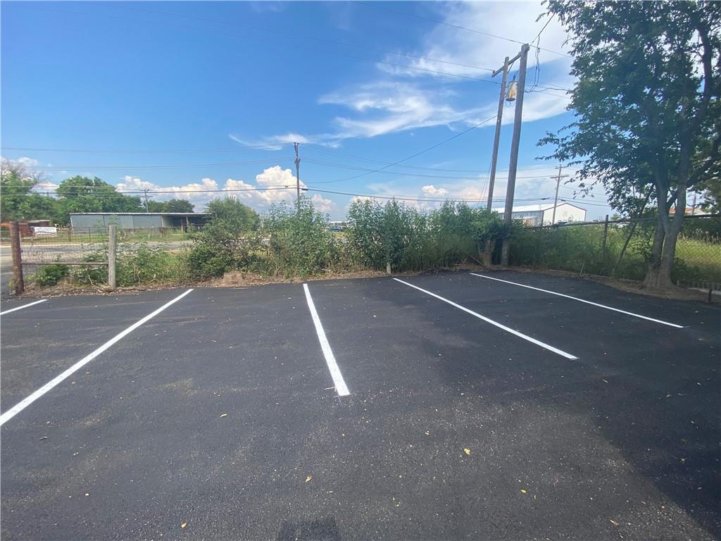 1405 S Commerce St, Lockhart, TX 78644