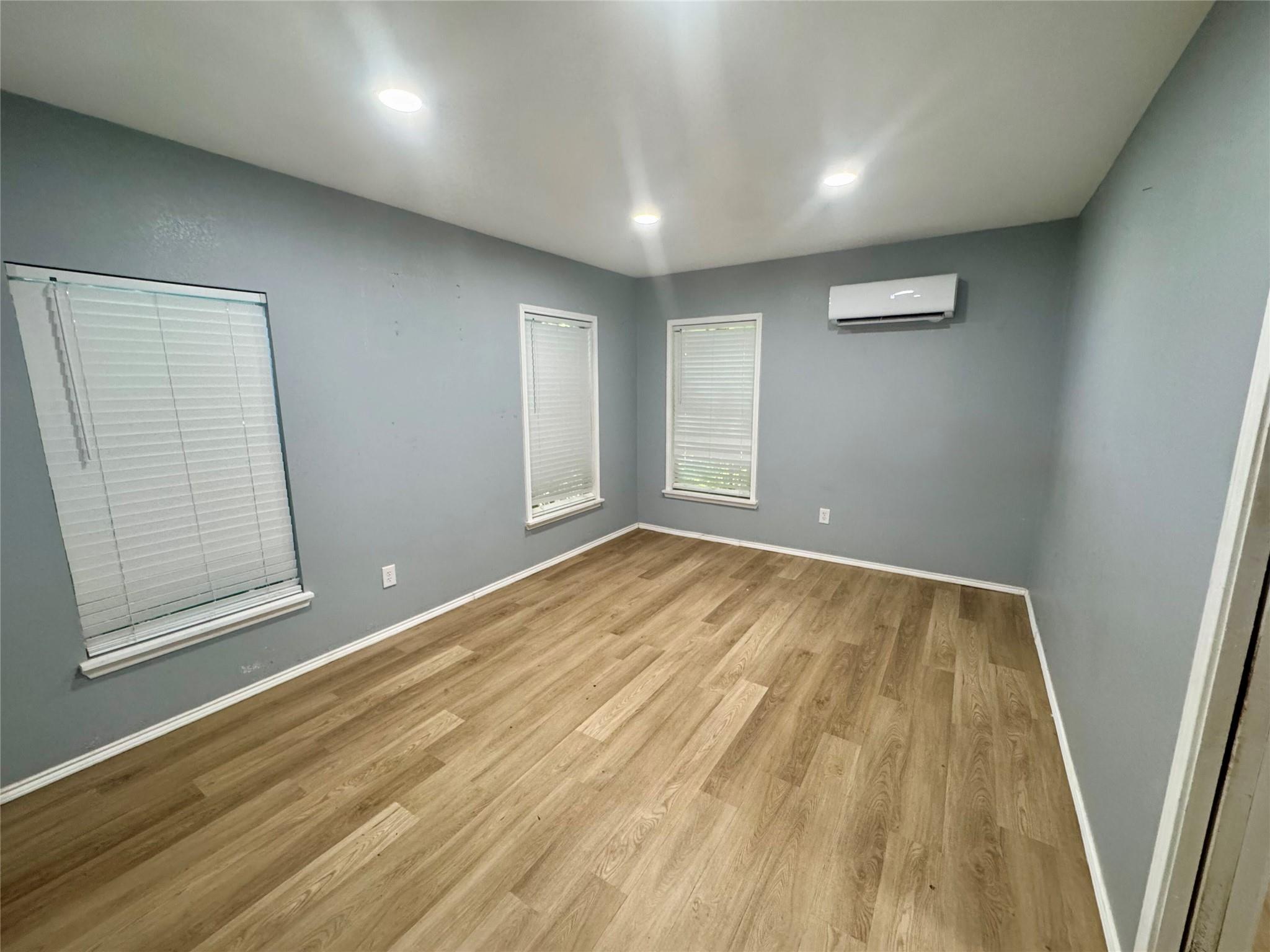 1405 S Commerce St, Lockhart, TX 78644
