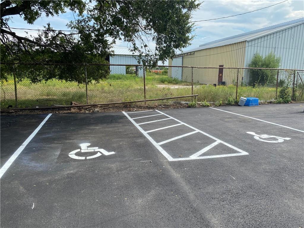 1405 S Commerce St, Lockhart, TX 78644