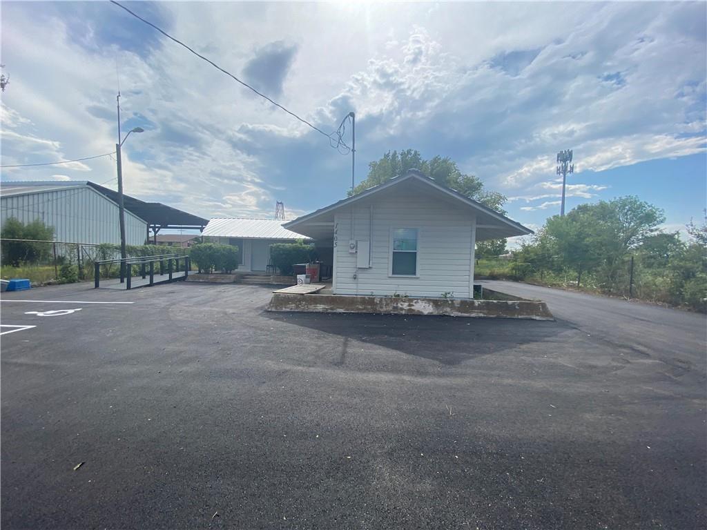 1405 S Commerce St, Lockhart, TX 78644