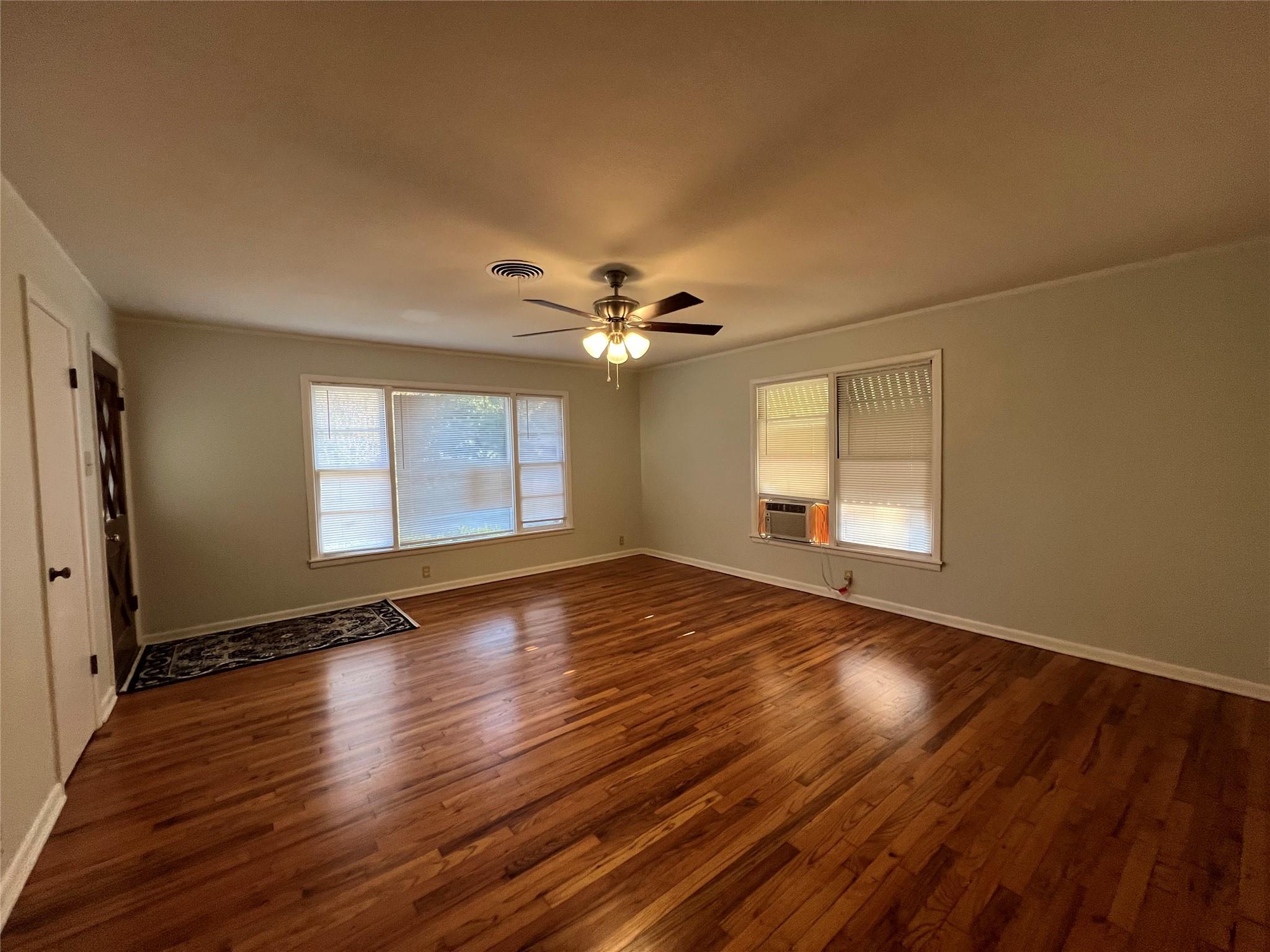 606 W 11th St, Taylor, TX 76574