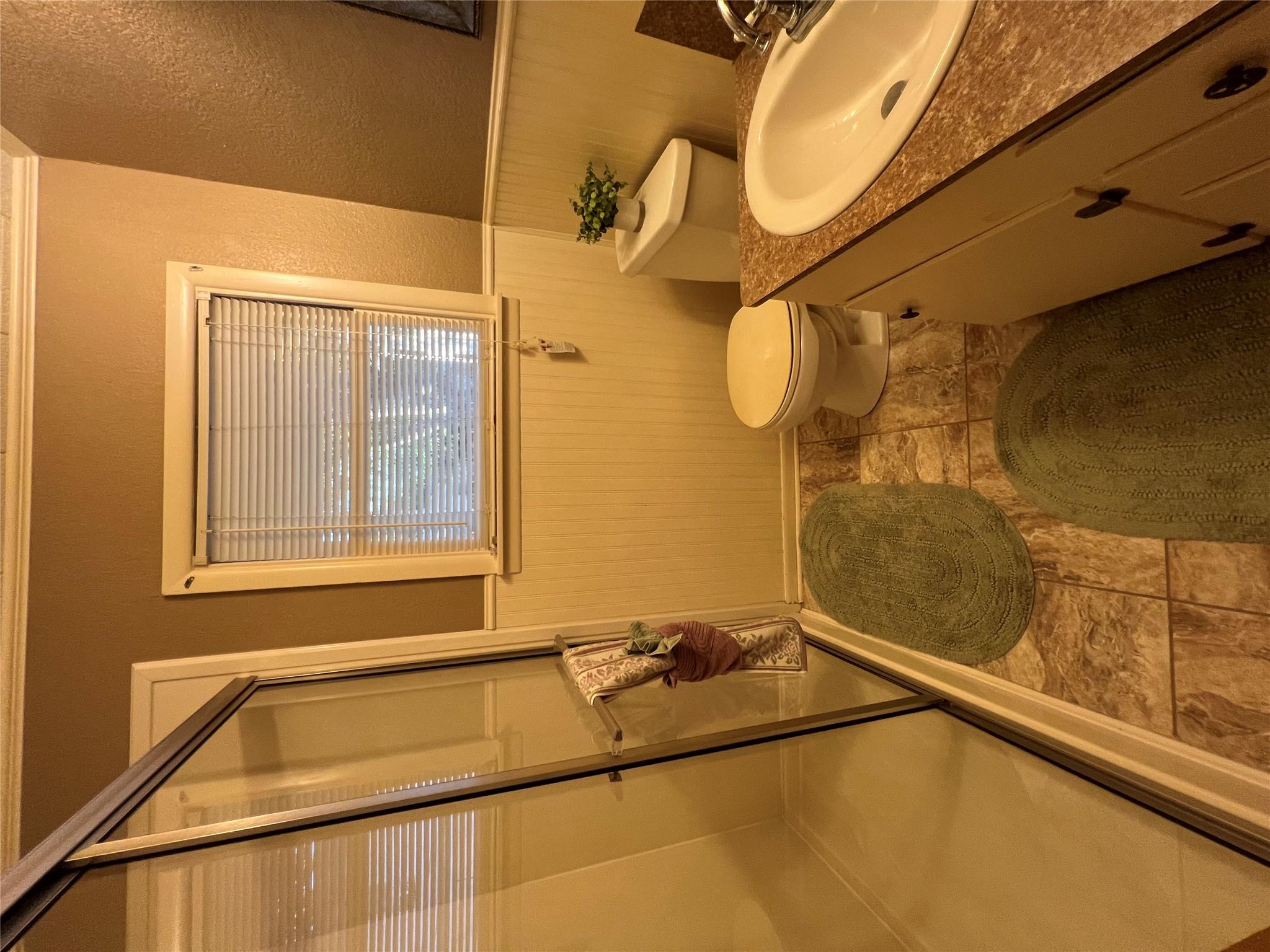 606 W 11th St, Taylor, TX 76574