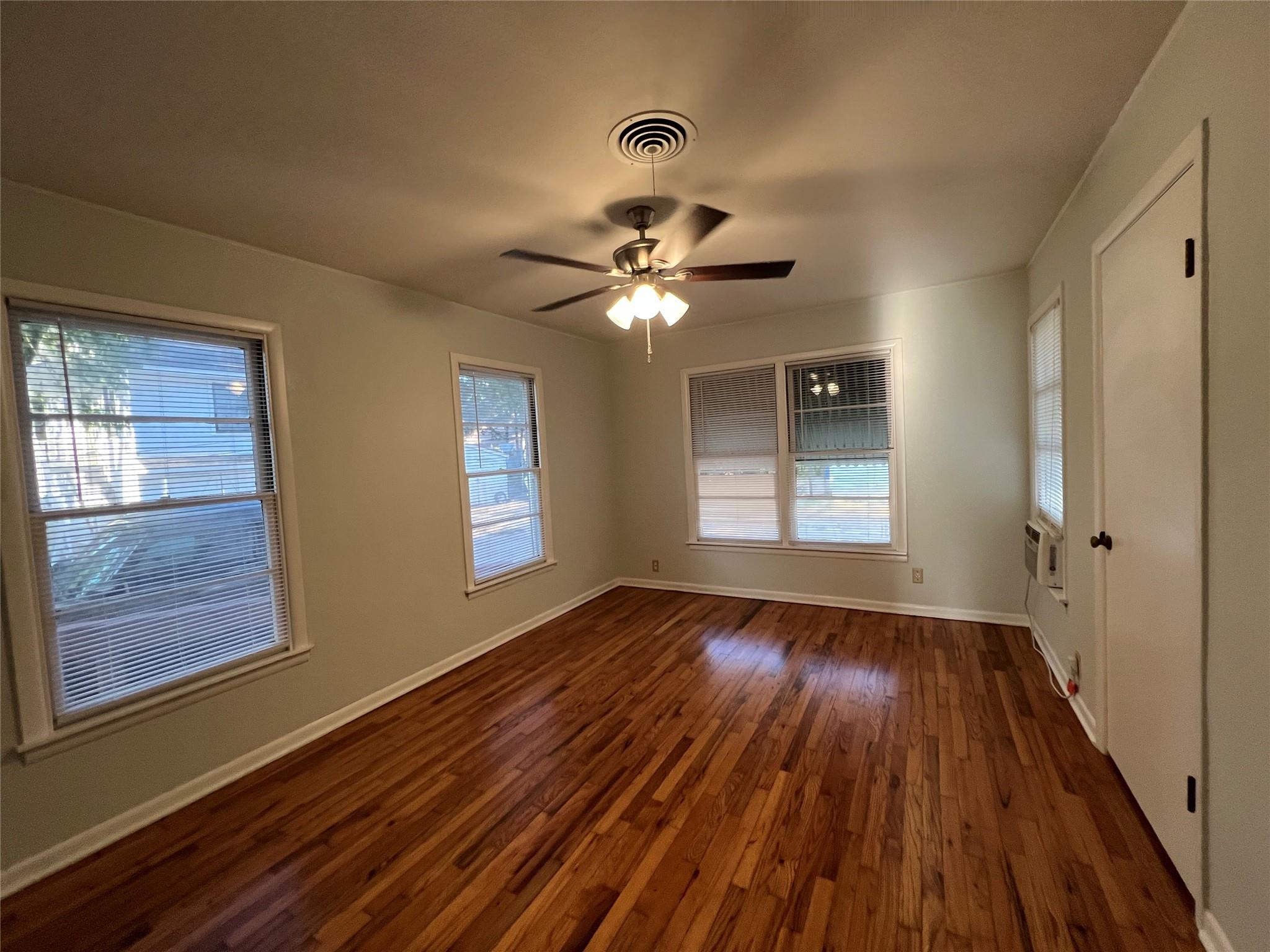 606 W 11th St, Taylor, TX 76574