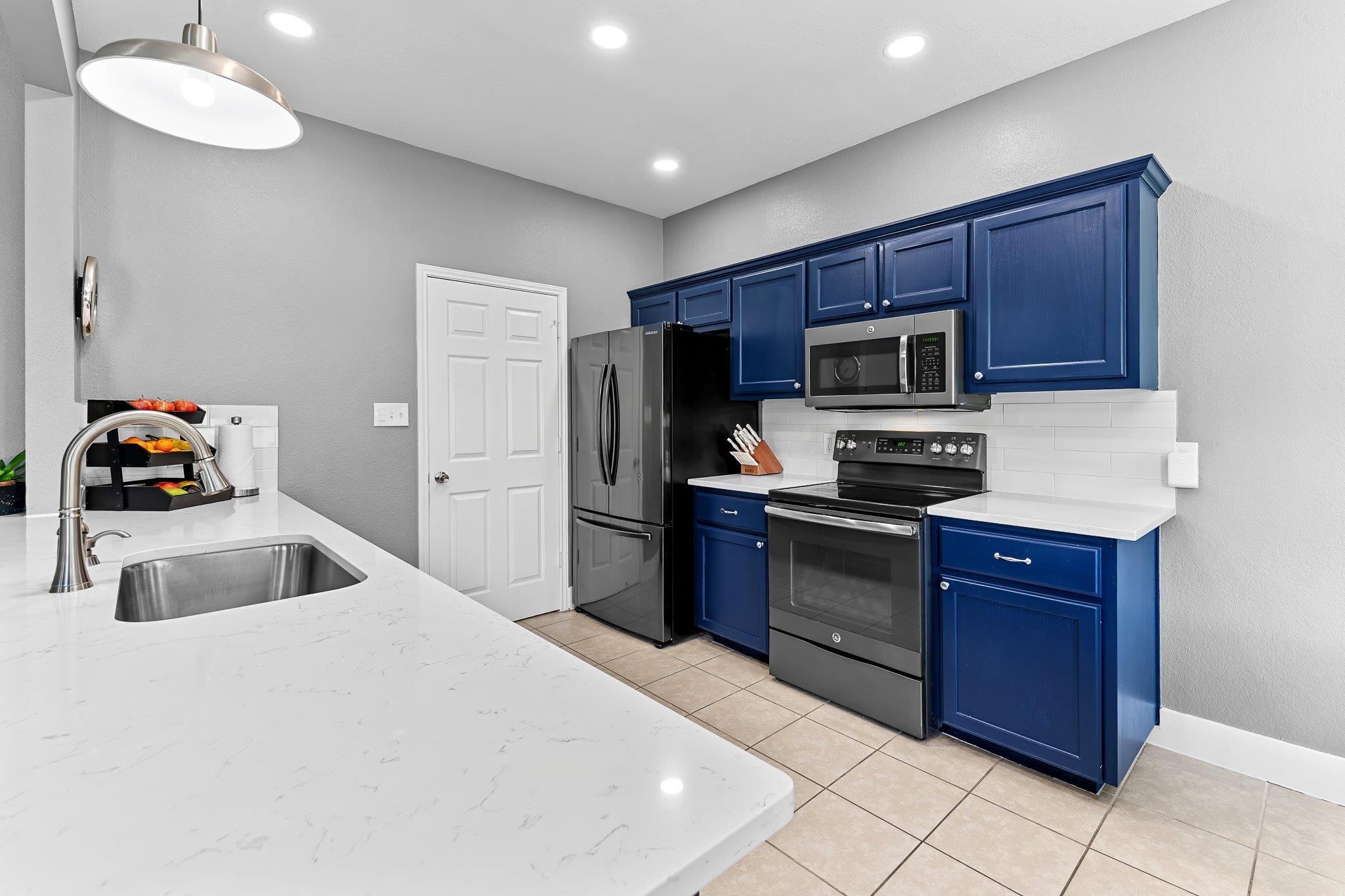 215 Spotted Fawn Dr, Hutto, TX 78634