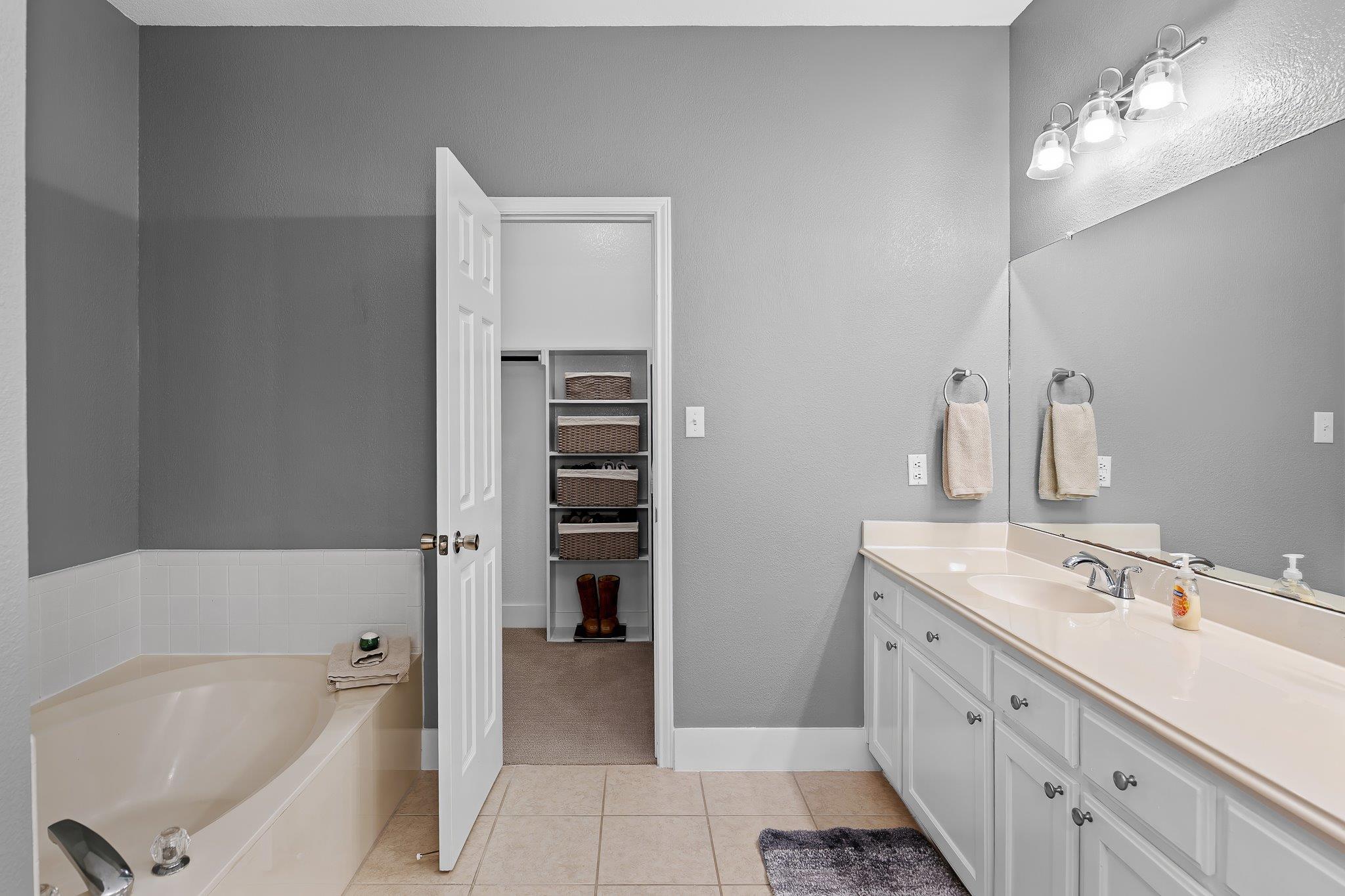 215 Spotted Fawn Dr, Hutto, TX 78634