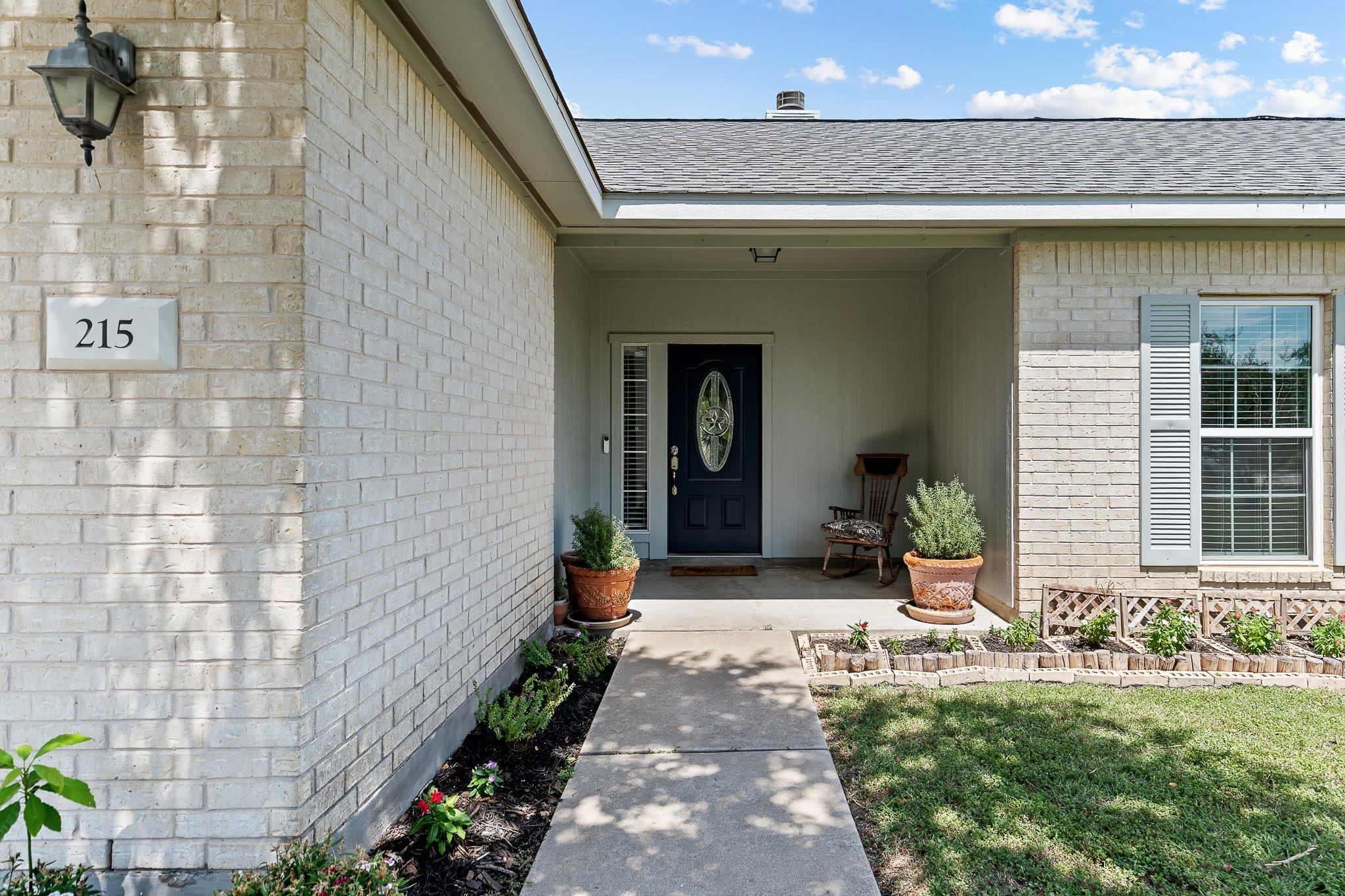 215 Spotted Fawn Dr, Hutto, TX 78634