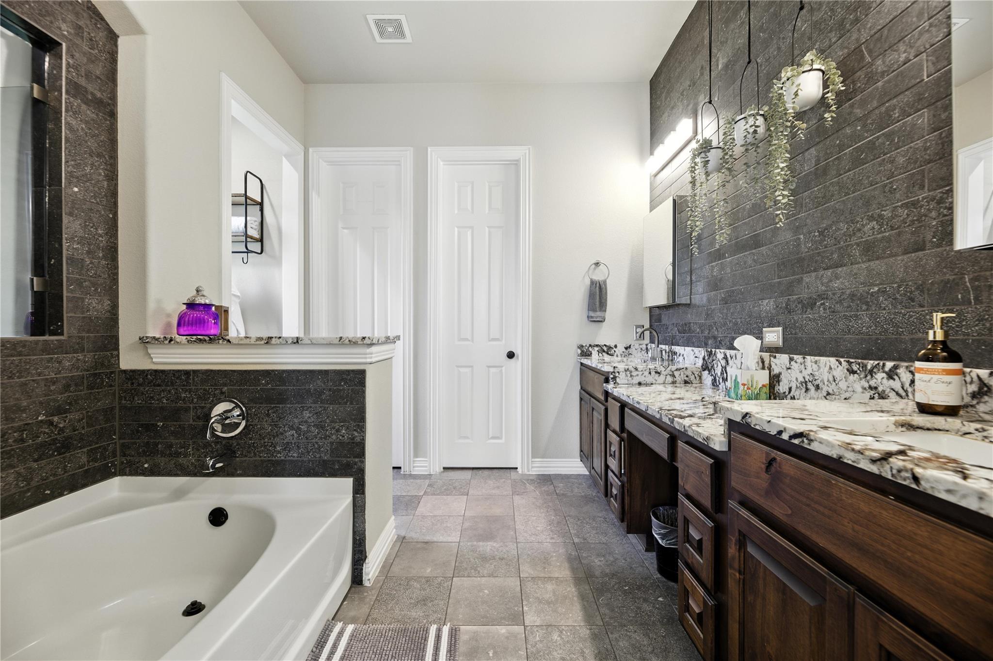 5305 Green Thread Trl, Spicewood, TX 78669