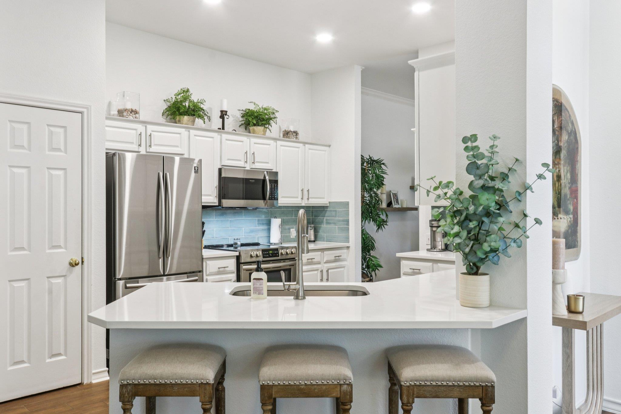 201 Sailmaster St, Lakeway, TX 78734