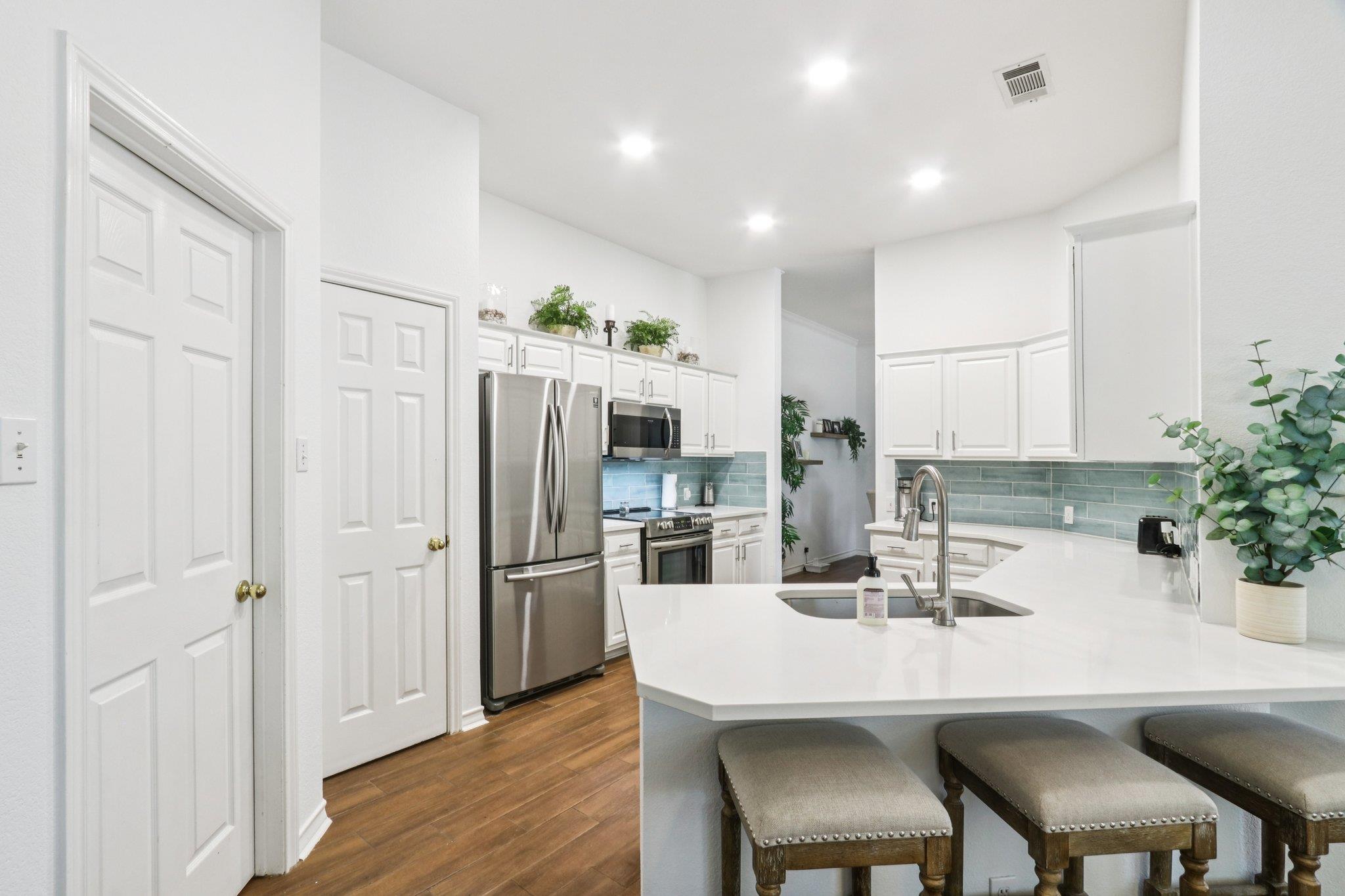 201 Sailmaster St, Lakeway, TX 78734