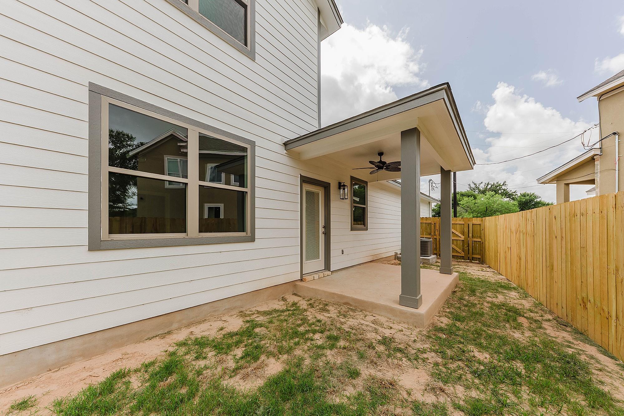 122 W Kikipua Ln, Bastrop, TX 78602