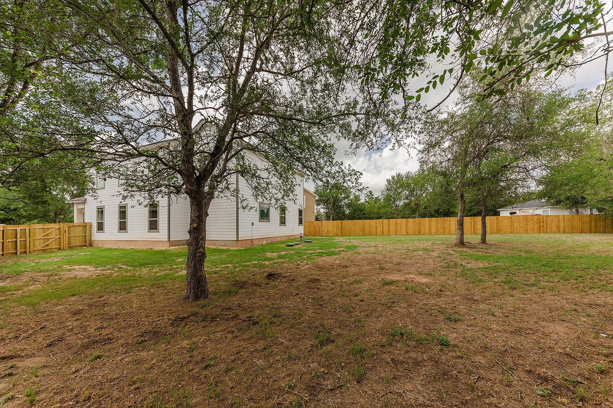 122 W Kikipua Ln, Bastrop, TX 78602