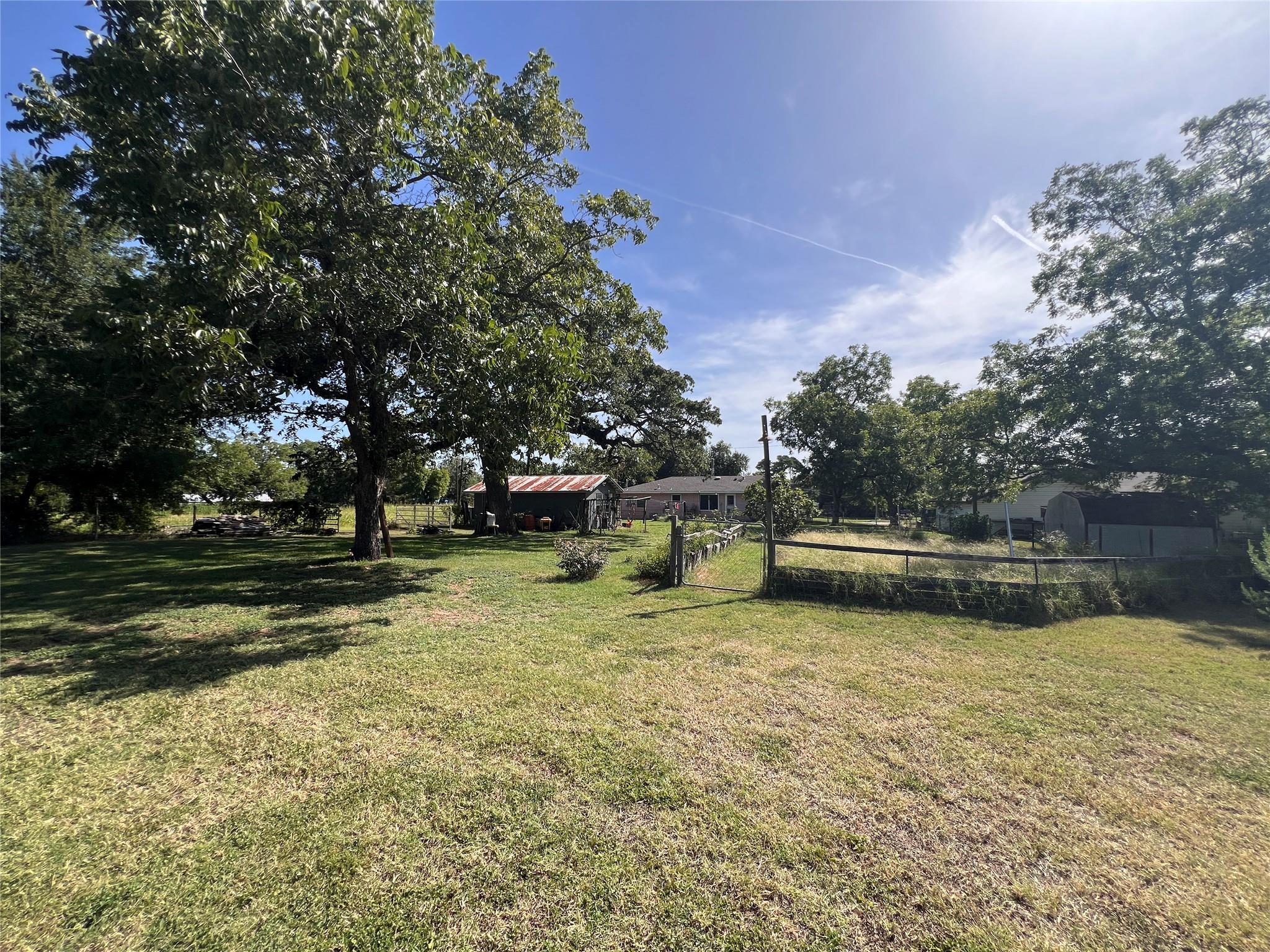 110 S Travis St, Rockdale, TX 76567
