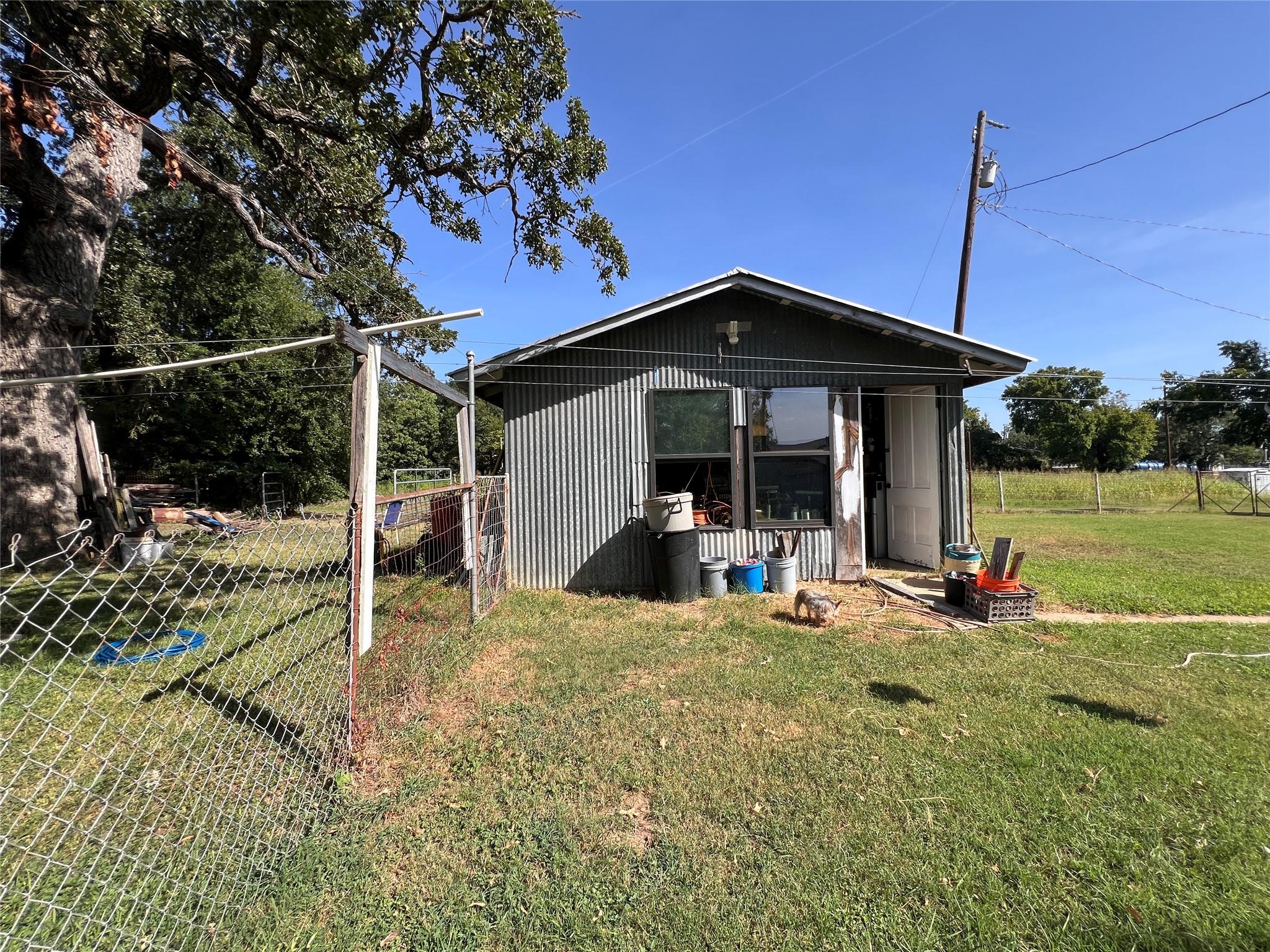 110 S Travis St, Rockdale, TX 76567