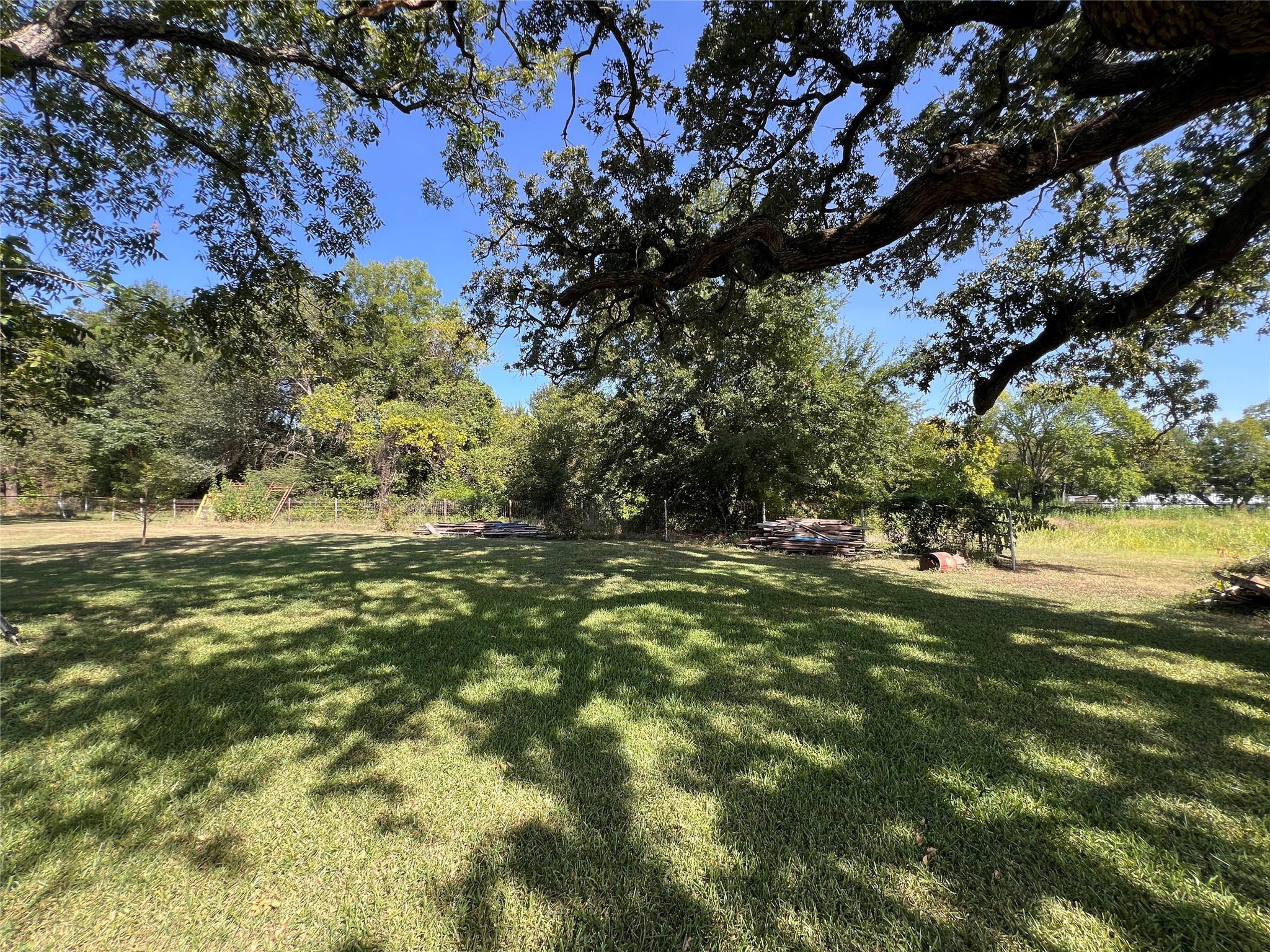 110 S Travis St, Rockdale, TX 76567