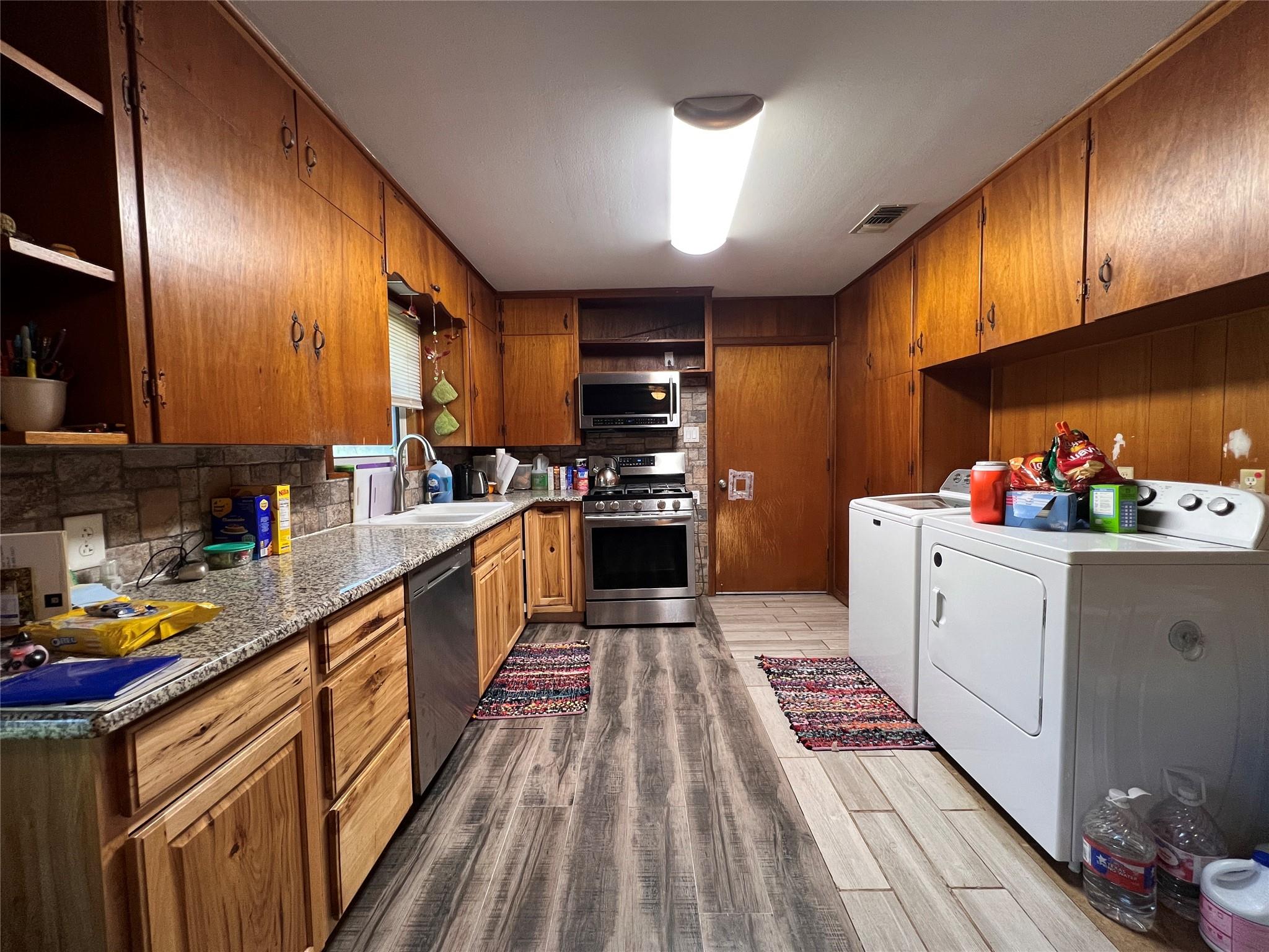 110 S Travis St, Rockdale, TX 76567