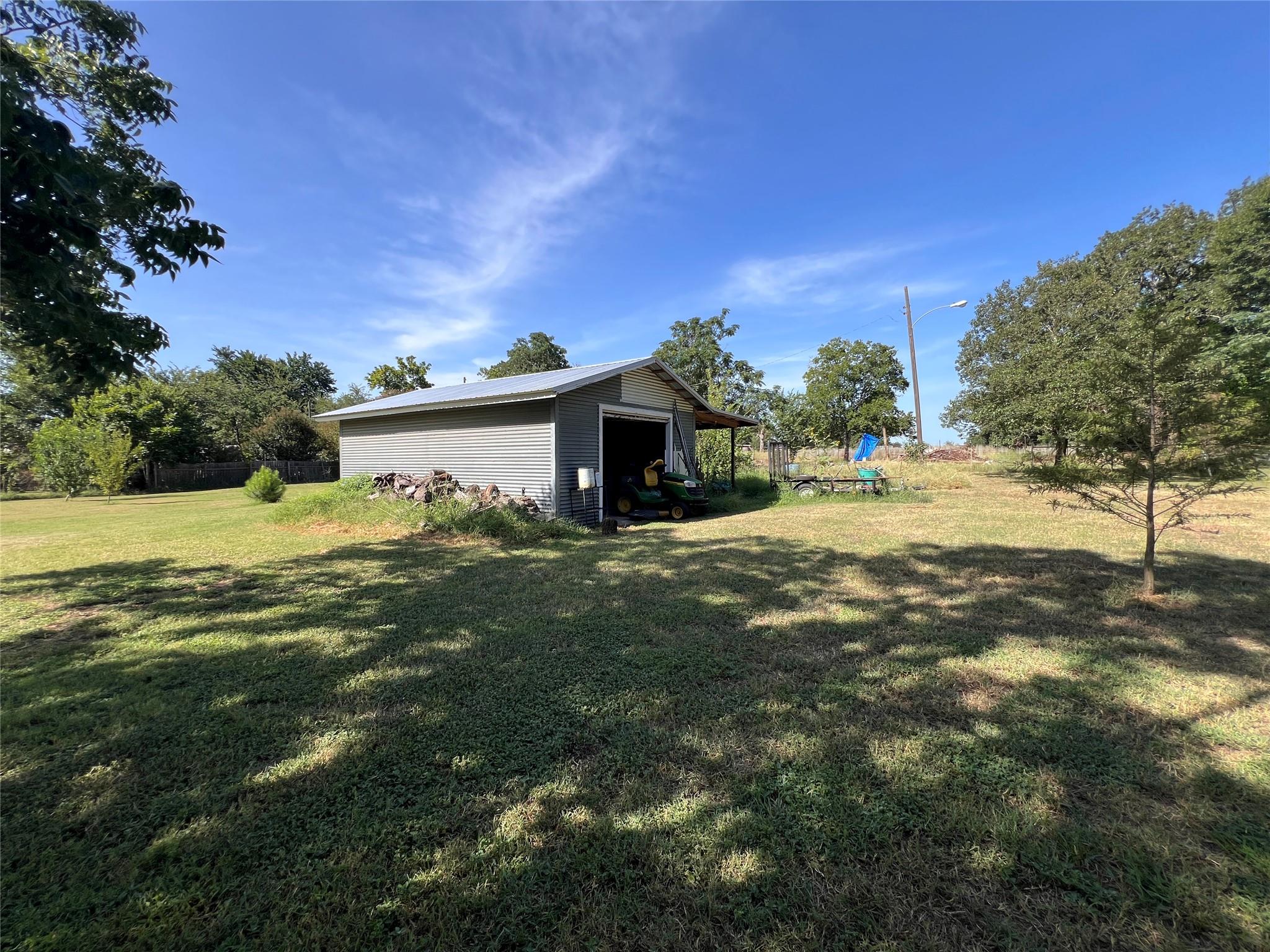110 S Travis St, Rockdale, TX 76567