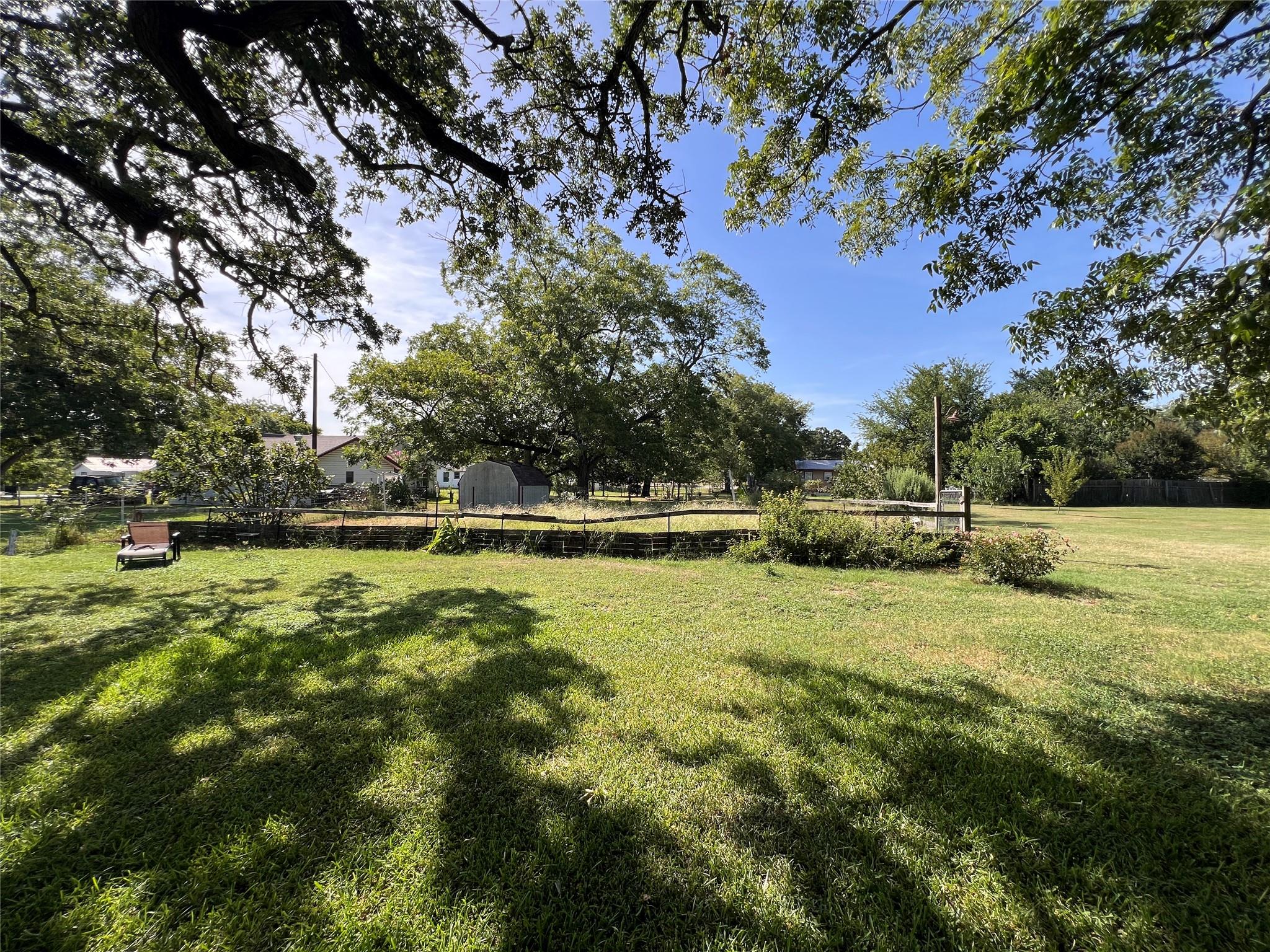 110 S Travis St, Rockdale, TX 76567